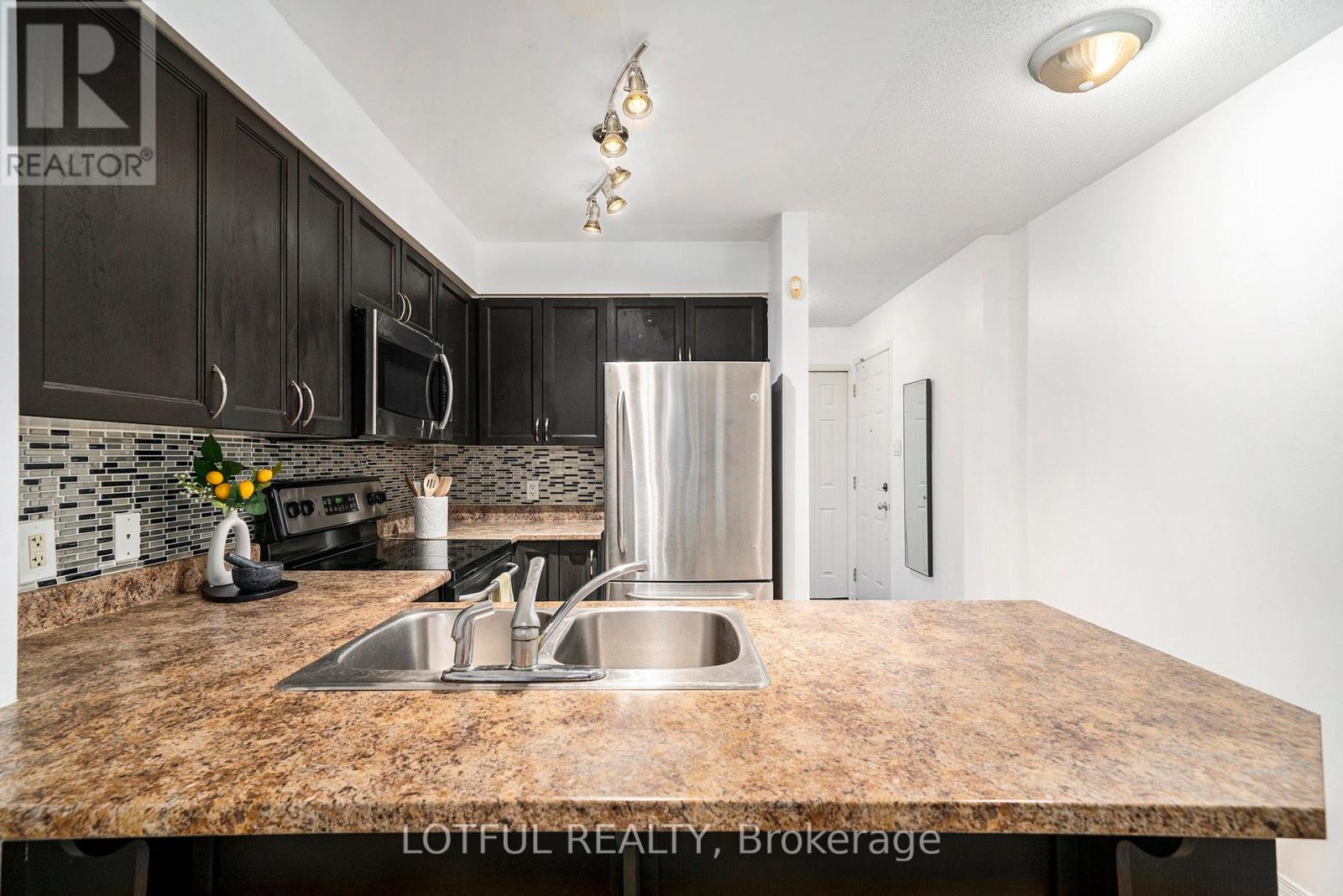 58 Steele Park Private, Ottawa, Ontario  K1J 0J2 - Photo 6 - X12604424