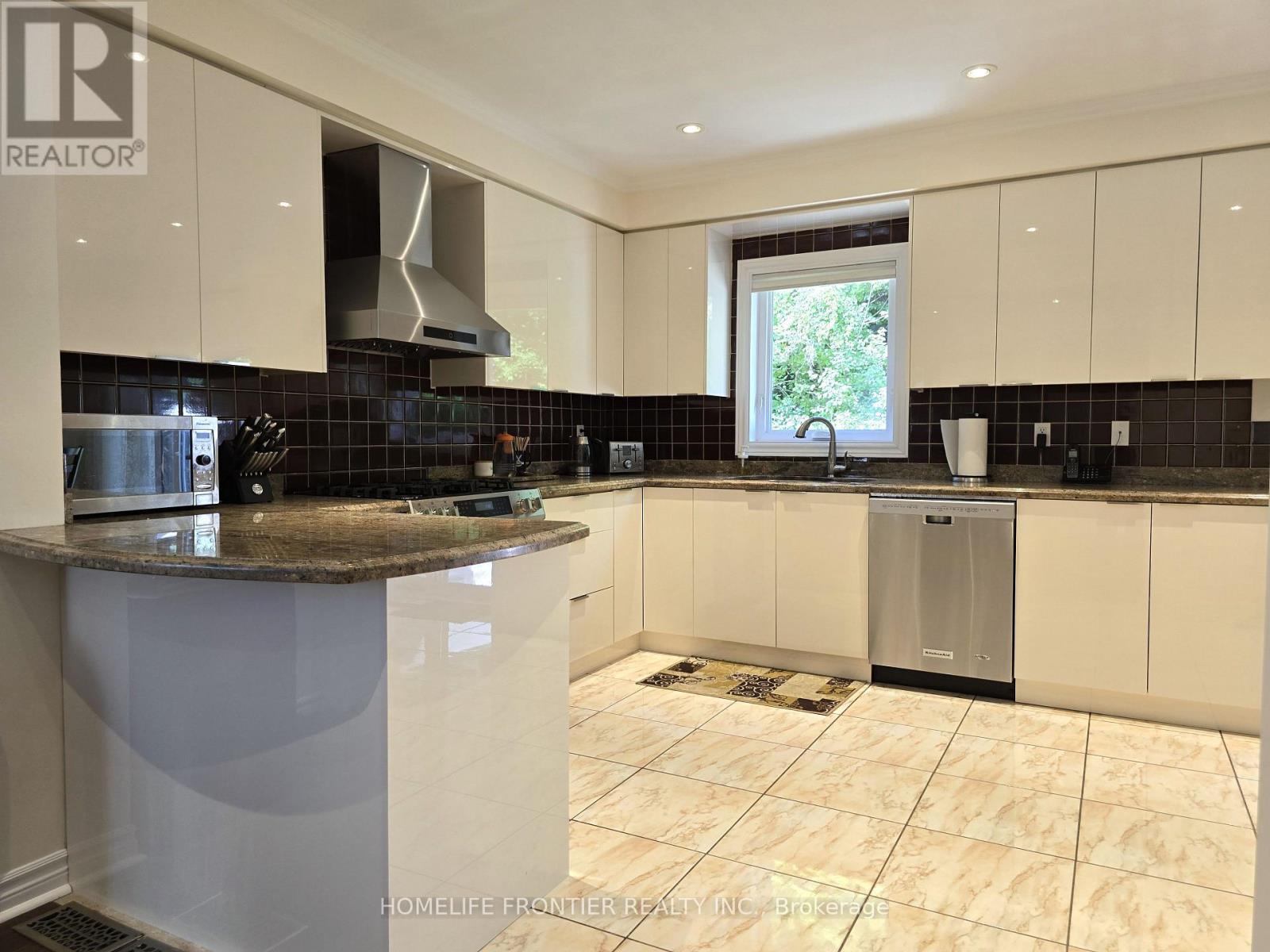 86 Larratt Lane, Richmond Hill, Ontario  L4C 0E2 - Photo 10 - N12604516