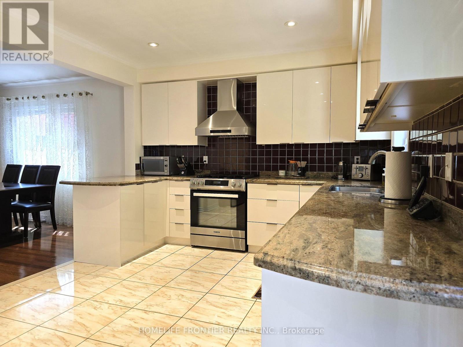 86 Larratt Lane, Richmond Hill, Ontario  L4C 0E2 - Photo 11 - N12604516