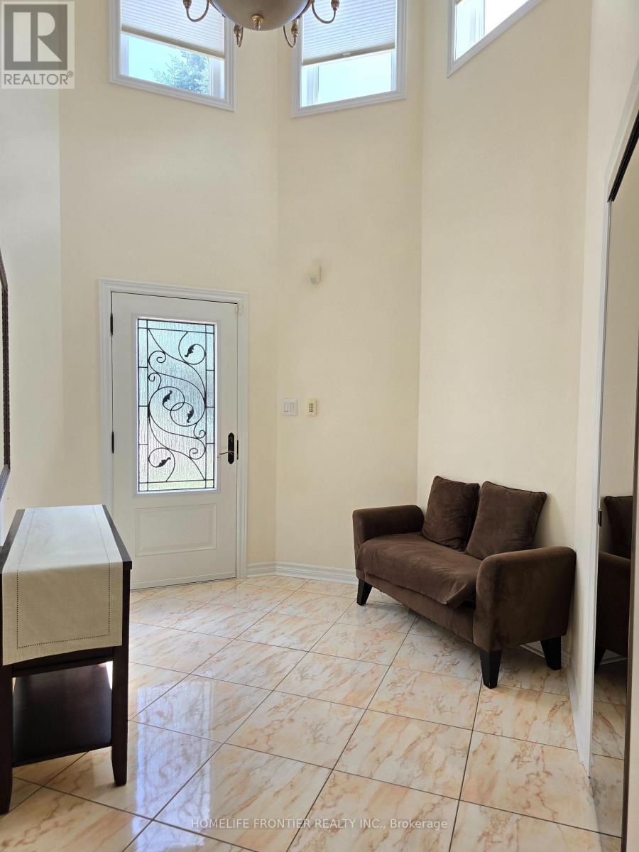 86 Larratt Lane, Richmond Hill, Ontario  L4C 0E2 - Photo 3 - N12604516