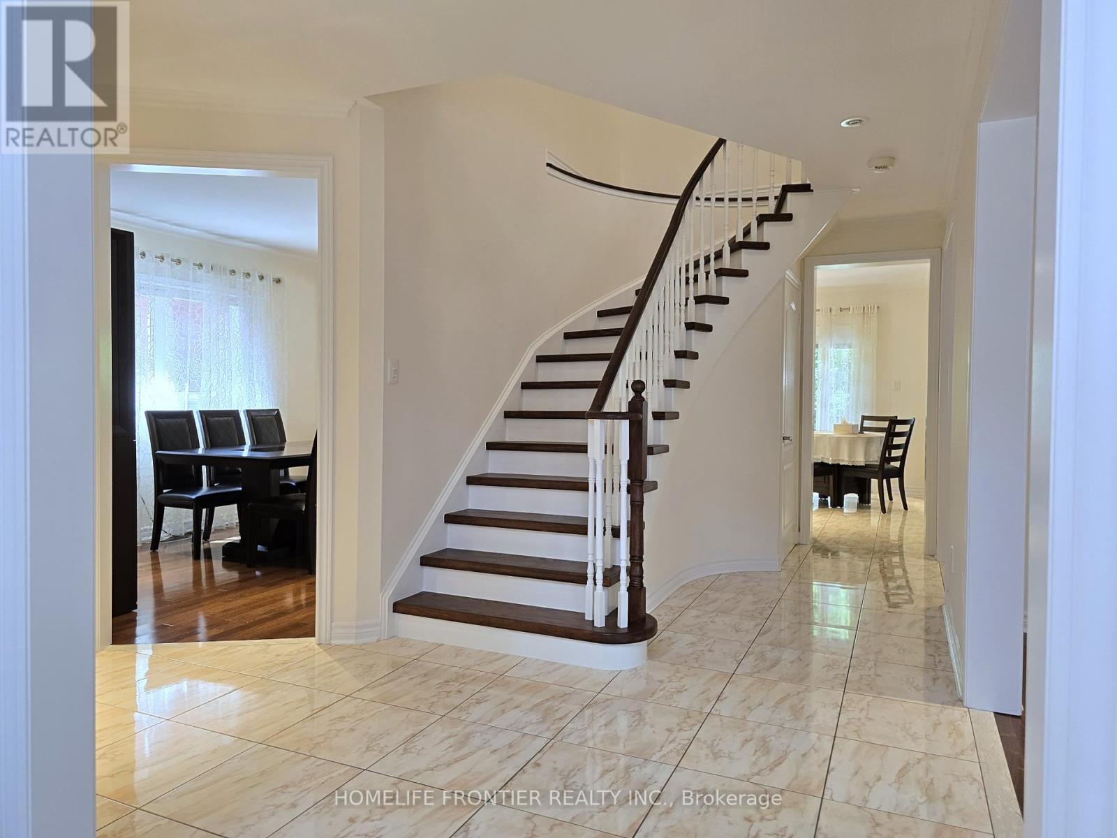 86 Larratt Lane, Richmond Hill, Ontario  L4C 0E2 - Photo 5 - N12604516