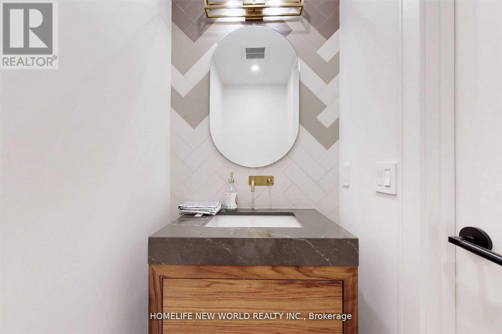 725 Gardner Avenue, Mississauga, Ontario  L5E 1B1 - Photo 10 - W12604316