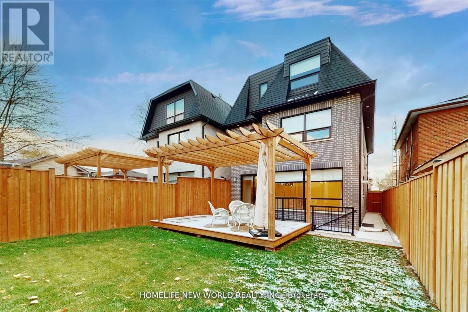 725 Gardner Avenue, Mississauga, Ontario  L5E 1B1 - Photo 32 - W12604316