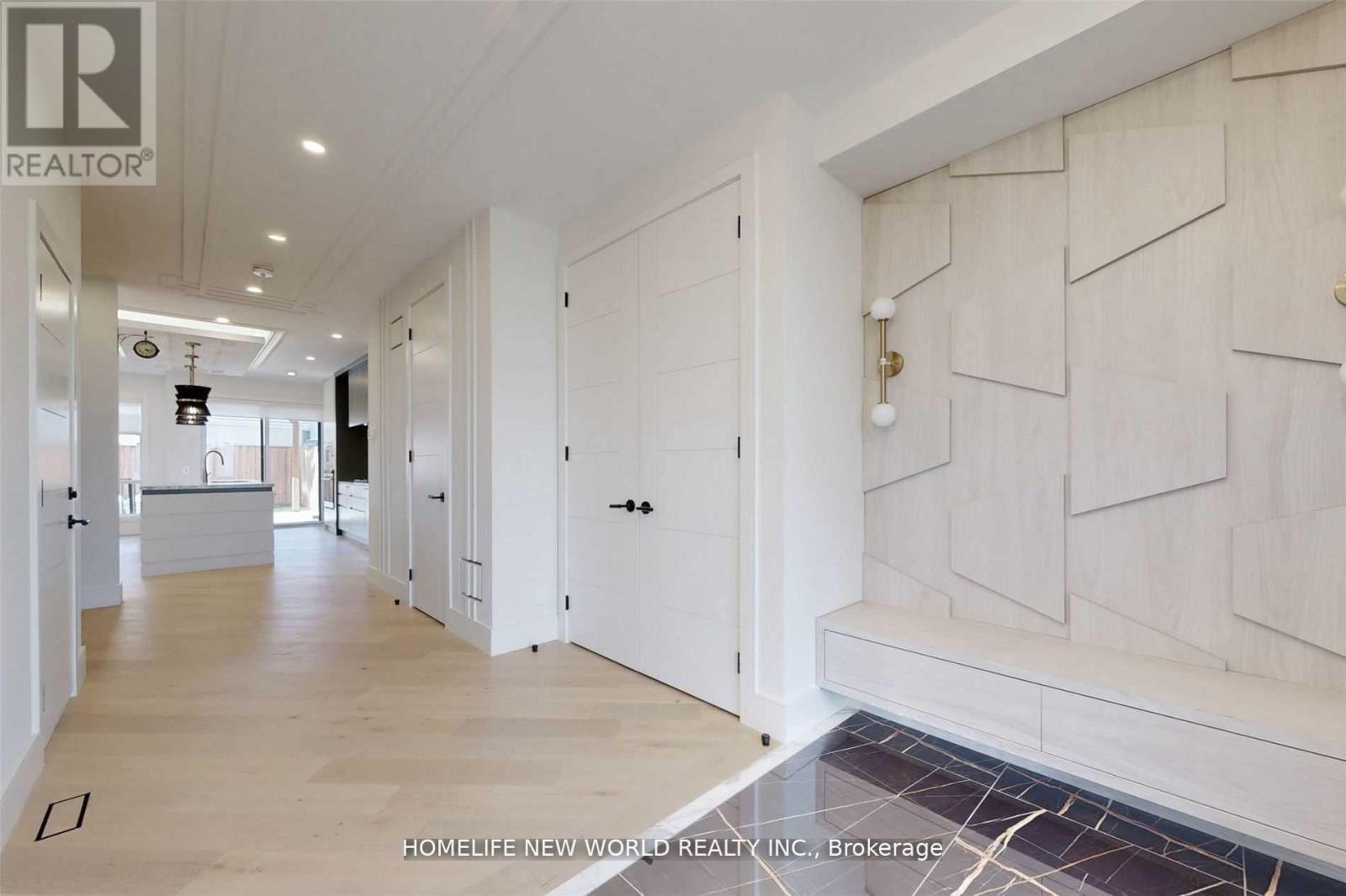 725 Gardner Avenue, Mississauga, Ontario  L5E 1B1 - Photo 5 - W12604316