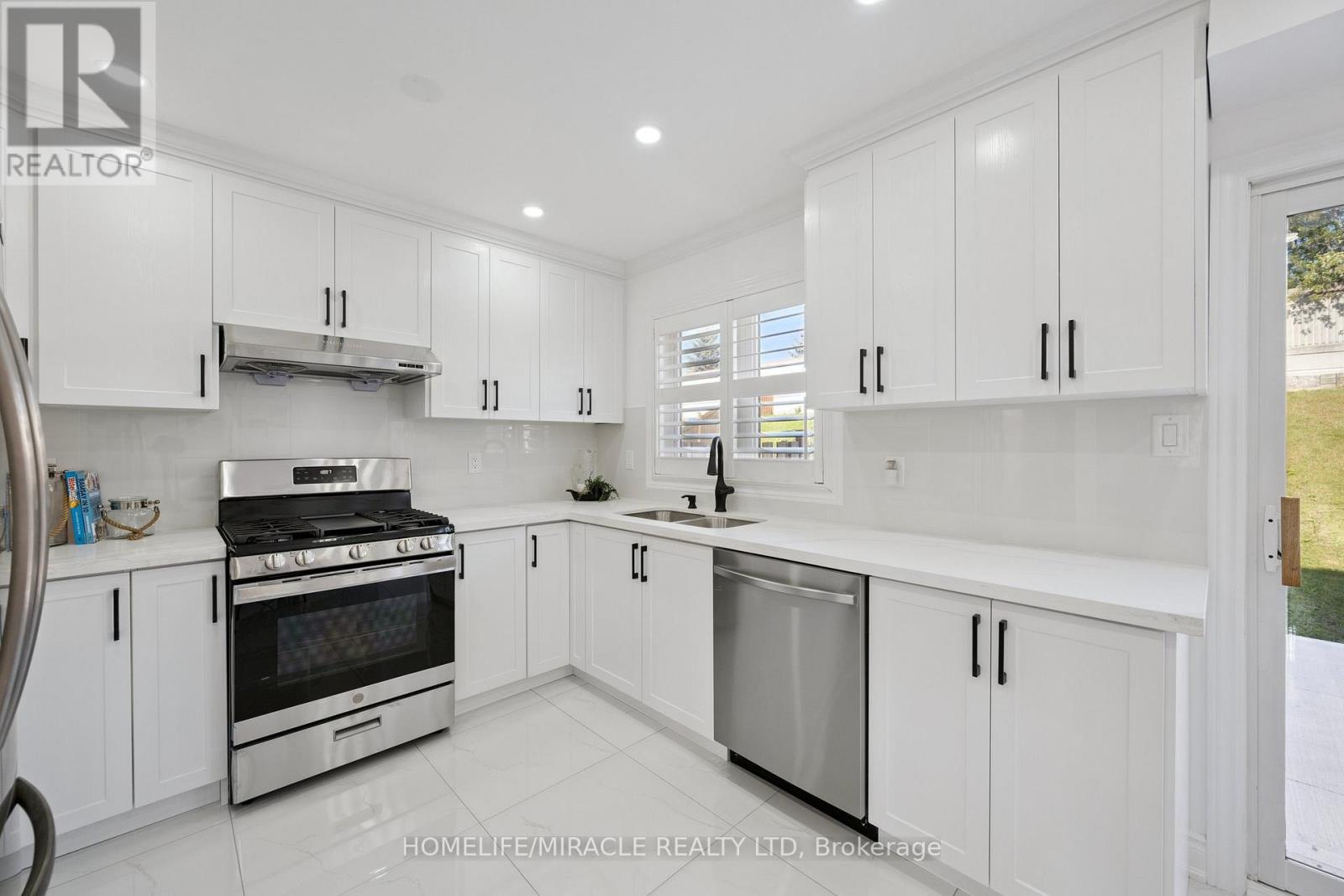 7562 Black Walnut Trail, Mississauga, Ontario  L5N 8A9 - Photo 10 - W12604346