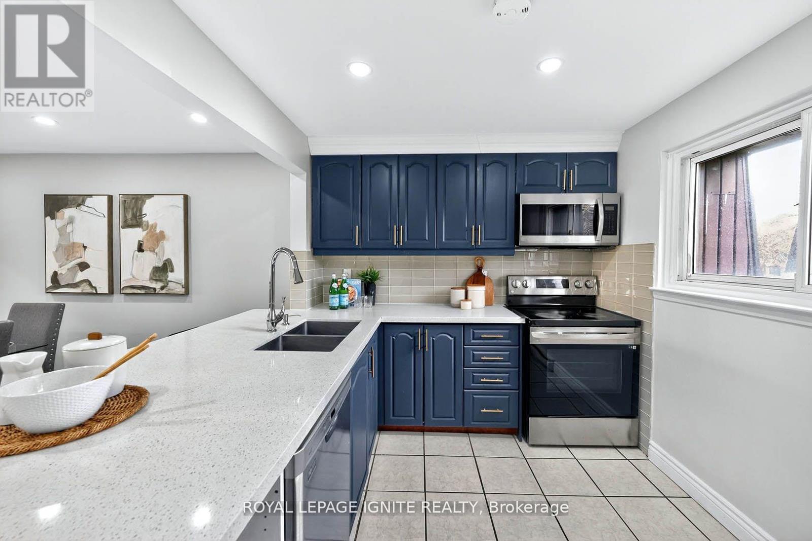 116 Darras Court, Brampton, Ontario L6T 1W7 - Photo 16 - W12604350