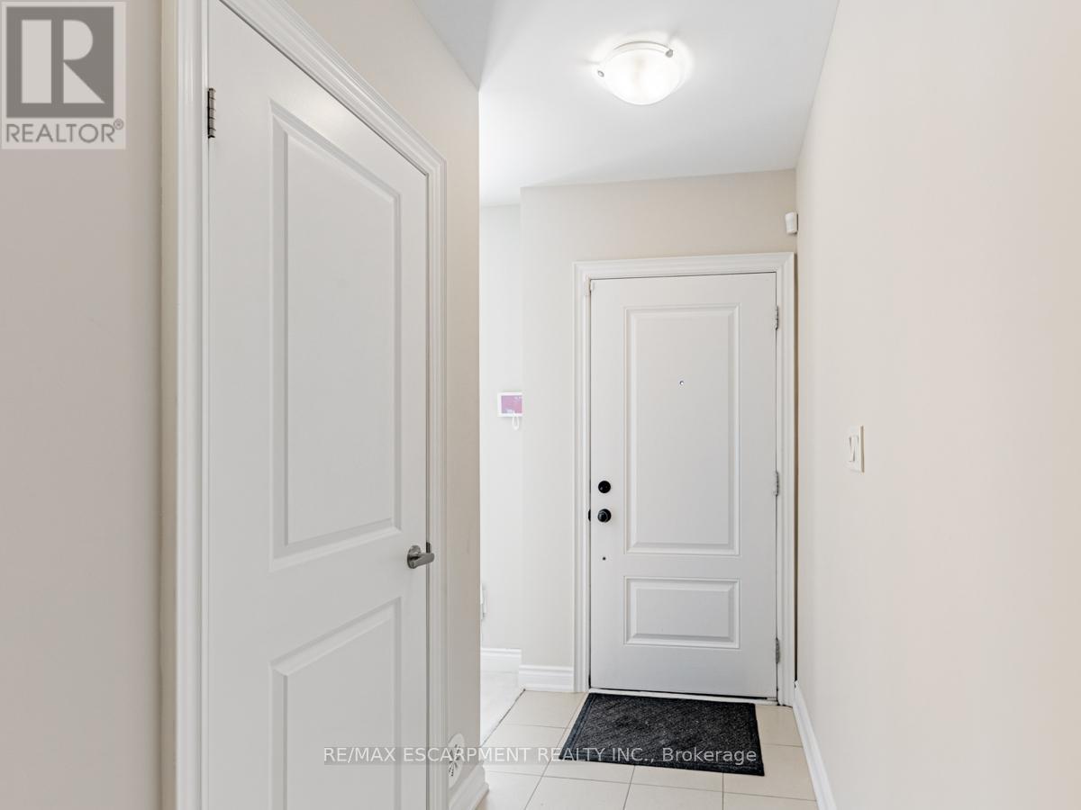 2163 Lillykin Street, Oakville, Ontario  L6H 7H2 - Photo 4 - W12604352