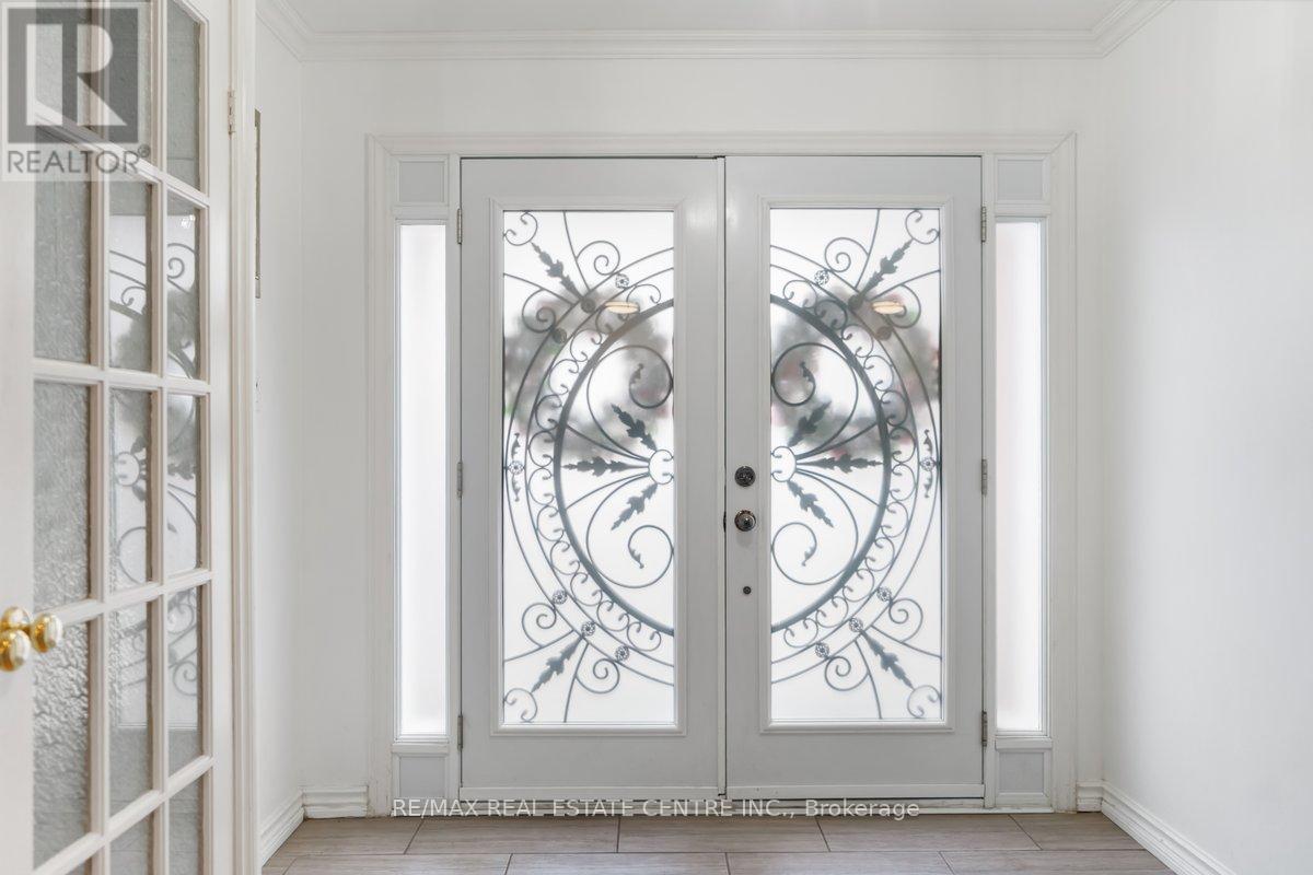 48 Howell Street N, Brampton, Ontario  L6Y 3H8 - Photo 4 - W12604410