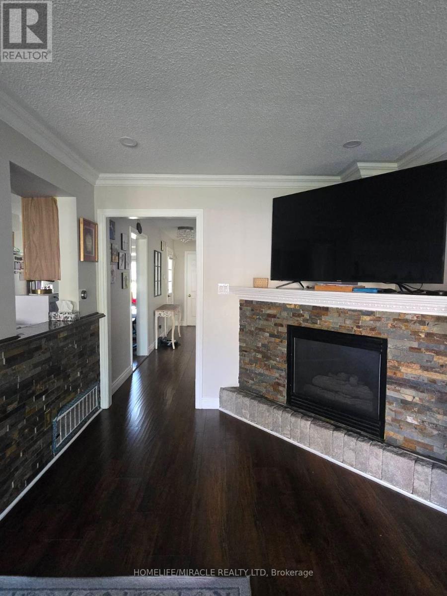 35 Jay Street, Brampton, Ontario  L6Z 3V5 - Photo 5 - W12604500