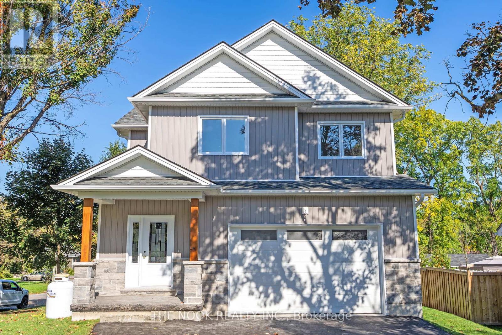 50 Russell Street E, Kawartha Lakes (Lindsay), Ontario  K9V 2A6 - Photo 2 - X12604666