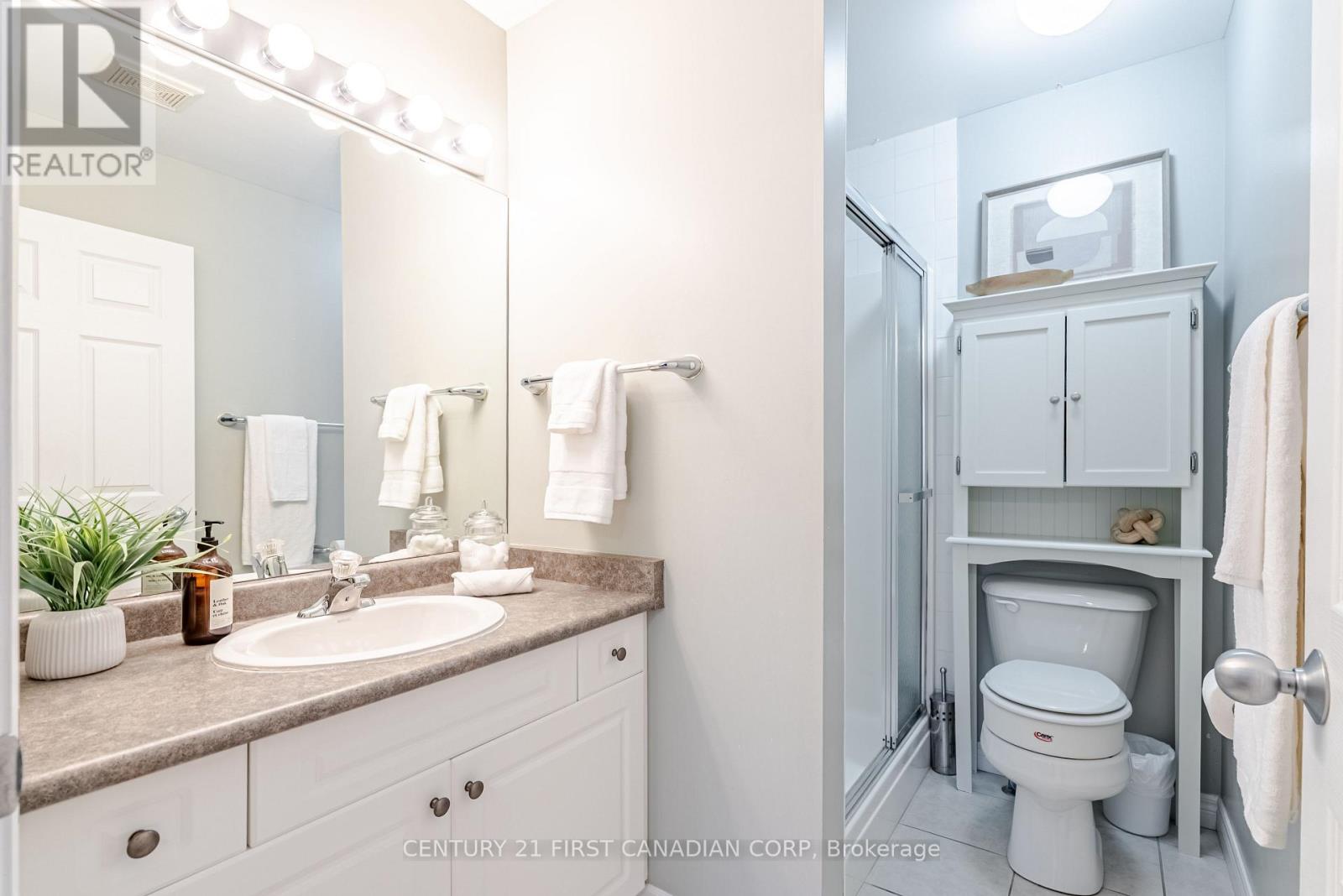 Photo 23 of 41 for 17 - 95 Capulet Lane