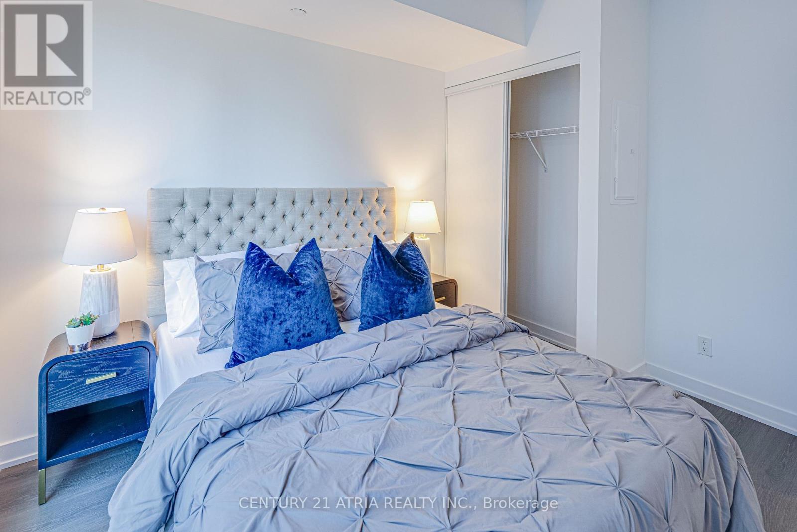 1702 - 8 Wellesley Street W, Toronto (Bay Street Corridor), Ontario  M4Y 0J5 - Photo 10 - C12565538