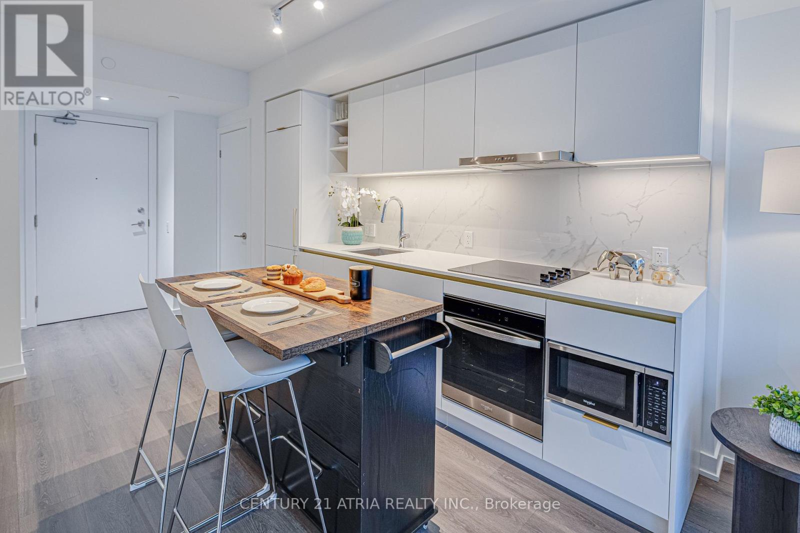 1702 - 8 WELLESLEY STREET W, Toronto, Ontario