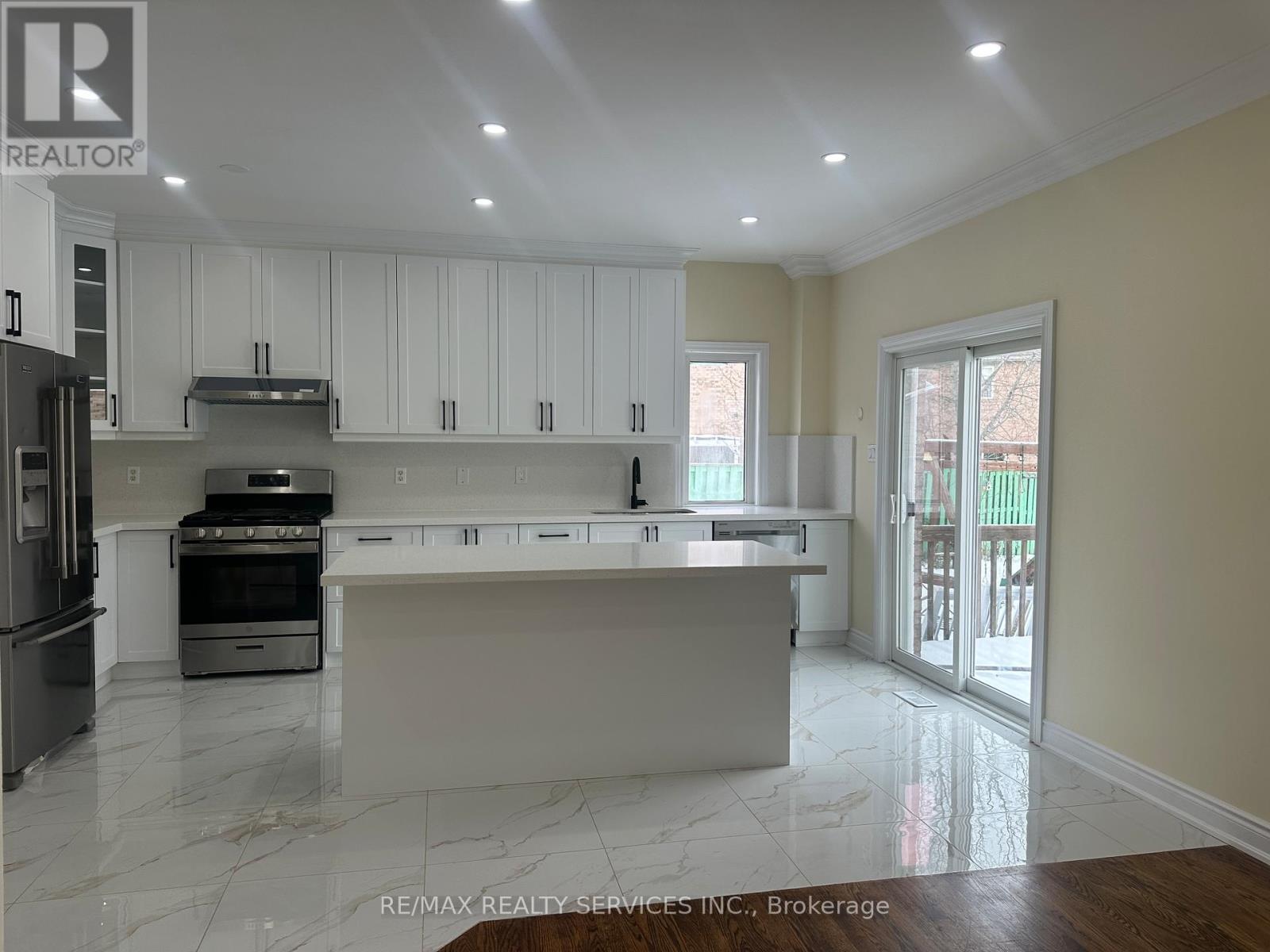 80 Farthingale Crescent, Brampton, Ontario  L7A 1W8 - Photo 12 - W12604594