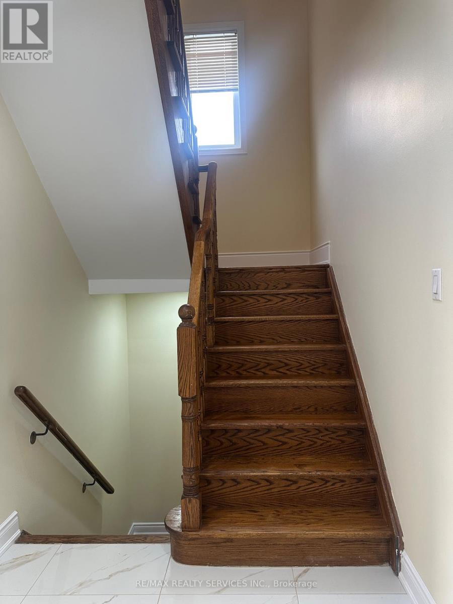 80 Farthingale Crescent, Brampton, Ontario  L7A 1W8 - Photo 9 - W12604594