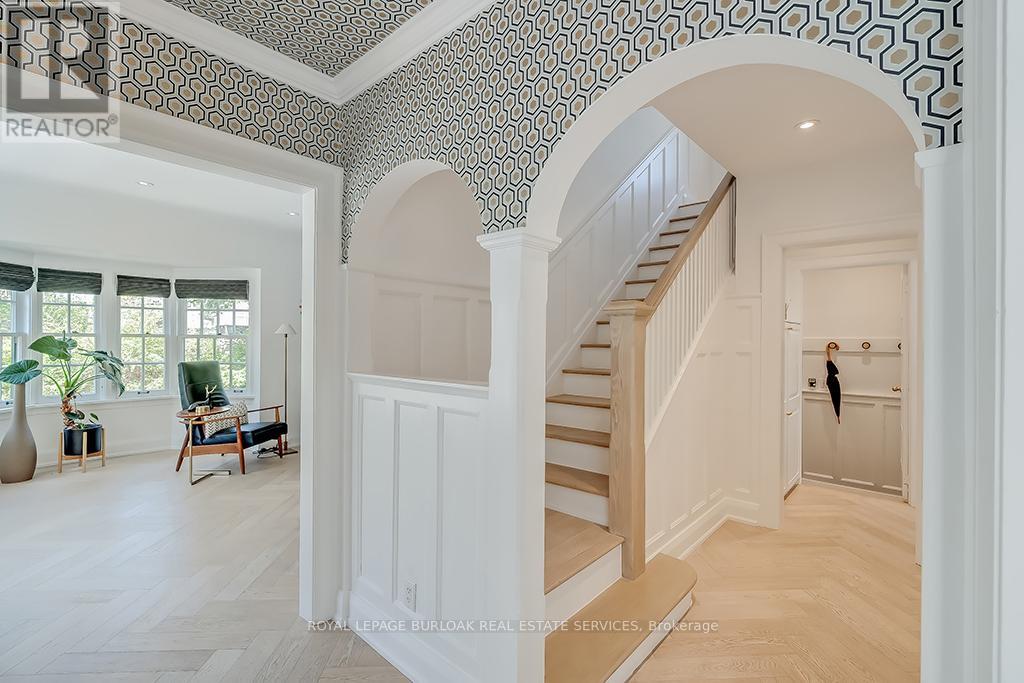 1060 Mohawk Road, Burlington, Ontario  L7T 3M6 - Photo 4 - W12137496