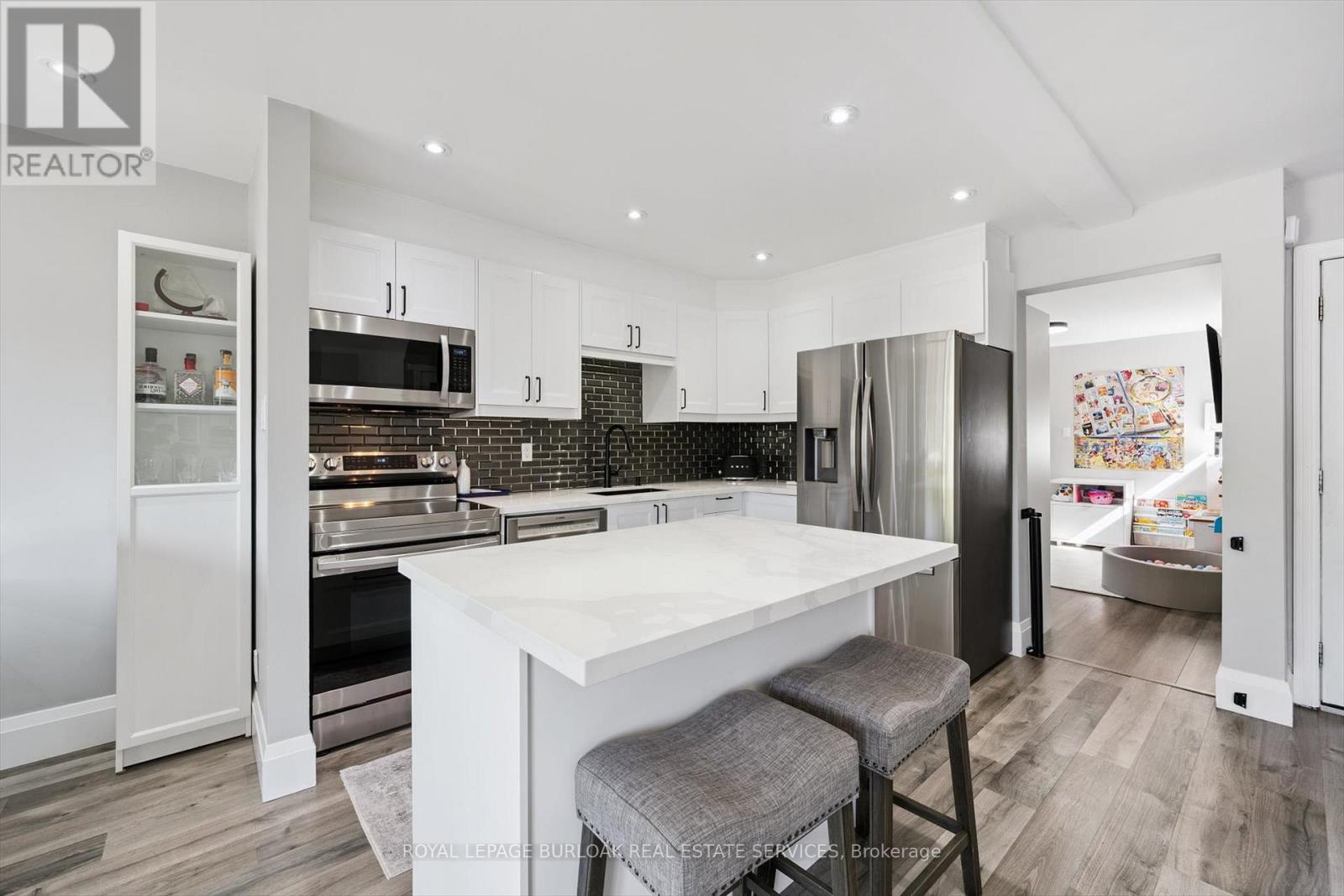 2152 Pelee Boulevard, Oakville, Ontario  L6H 4C8 - Photo 12 - W12409007