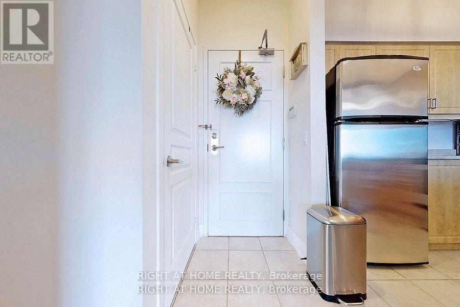 817 - 350 Red Maple Road, Richmond Hill, Ontario  L4C 0T5 - Photo 2 - N12604552