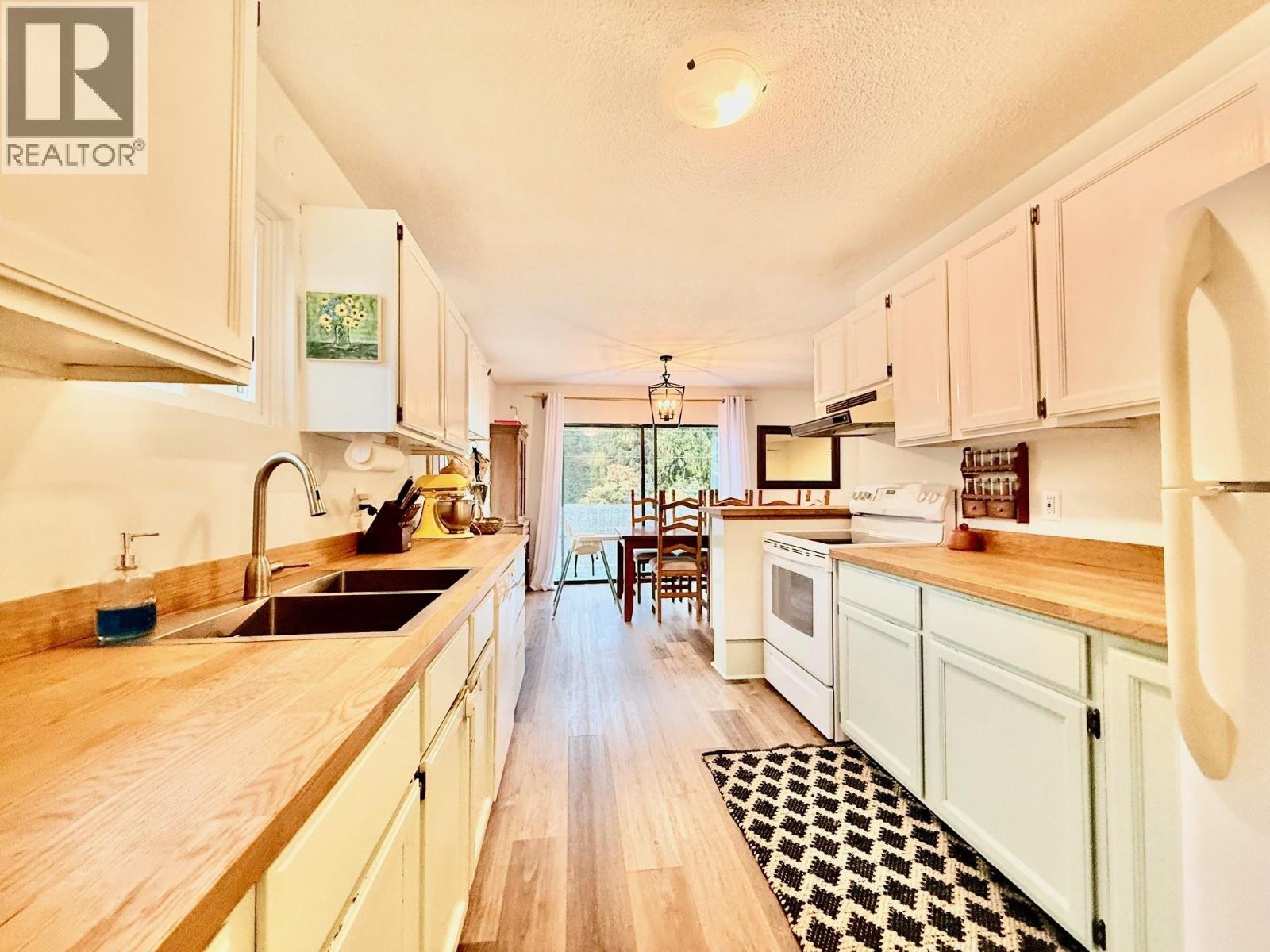 5607 WAKEFIELD ROAD, Sechelt, British Columbia