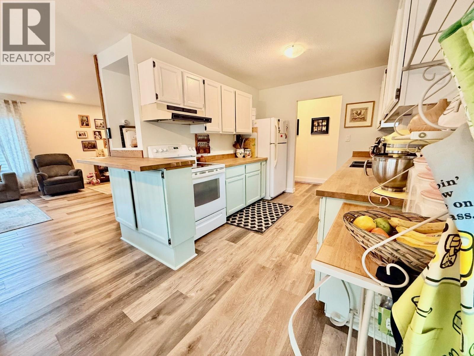 5607 Wakefield Road, Sechelt, British Columbia  V7Z 0N3 - Photo 2 - R3061074