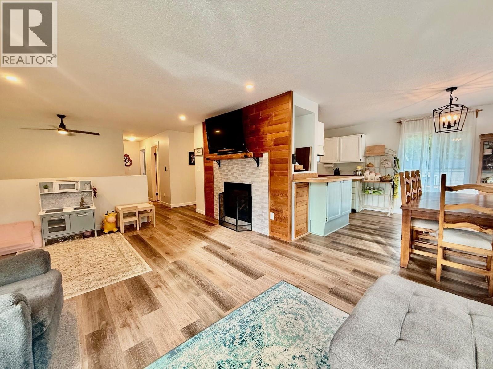 5607 Wakefield Road, Sechelt, British Columbia  V7Z 0N3 - Photo 3 - R3061074