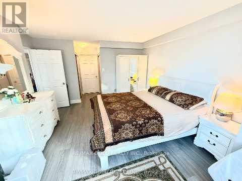 805 - 55 Elm Drive, Mississauga, Ontario  L5B 3Z3 - Photo 2 - W12604684