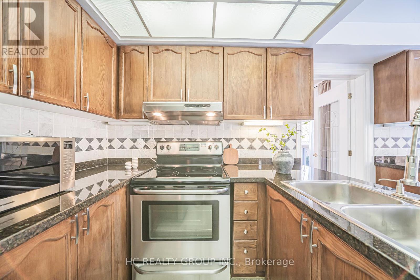 2066 Pineview Drive, Oakville, Ontario L6H 5M4 - Photo 15 - W12604790