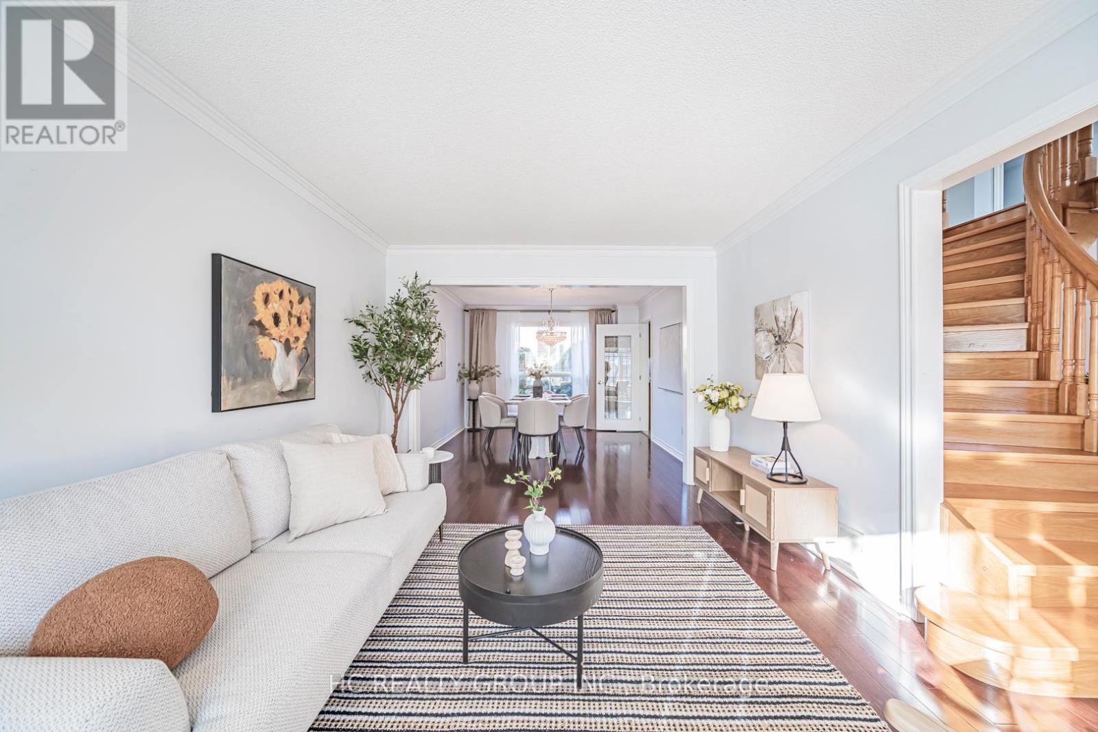 2066 Pineview Drive, Oakville, Ontario L6H 5M4 - Photo 3 - W12604790