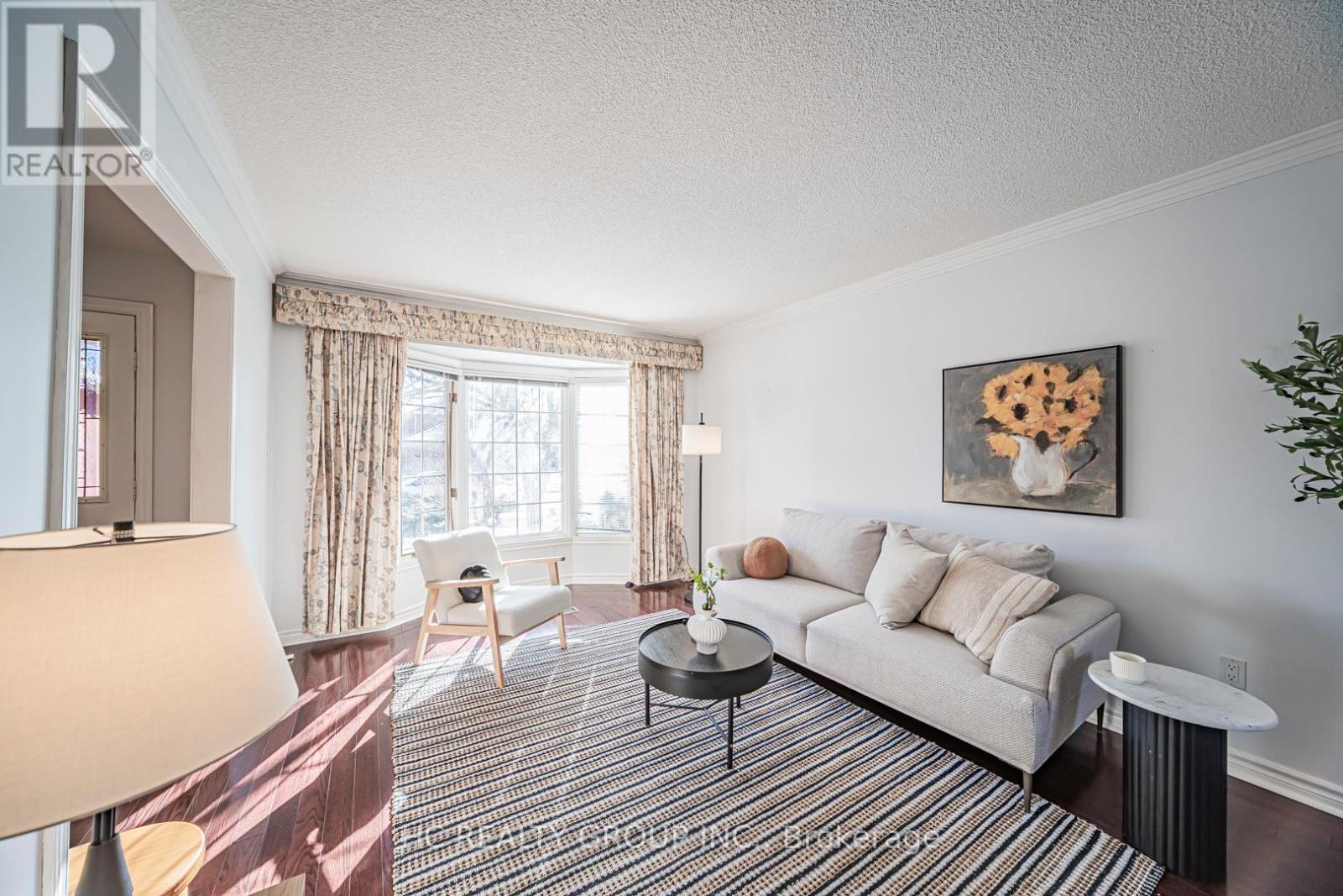 2066 Pineview Drive, Oakville, Ontario L6H 5M4 - Photo 6 - W12604790