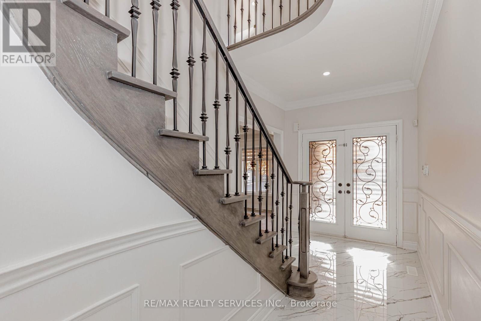 Upper - 50 Amboise Crescent, Brampton, Ontario L7A 3H2 - Photo 3 - W12604822