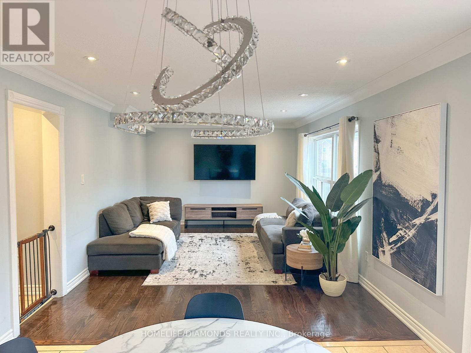 7 Clovercrest Drive, Brampton, Ontario  L7A 2N4 - Photo 4 - W12604868