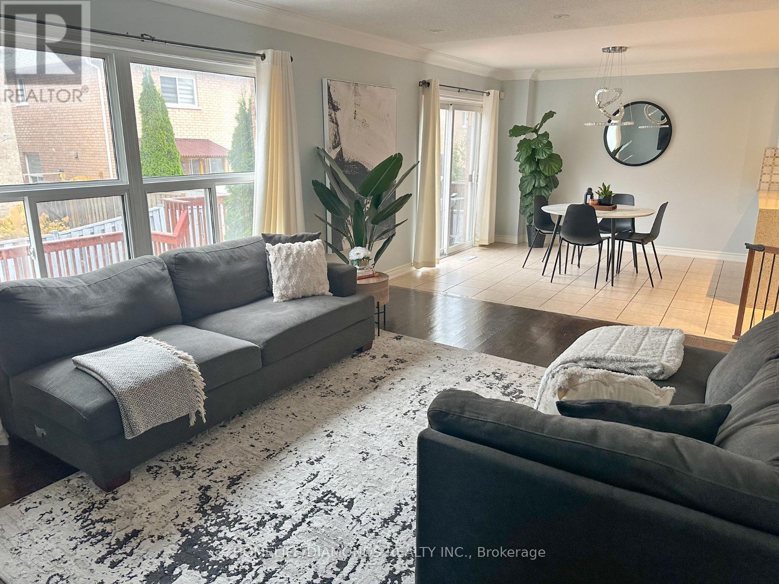 7 Clovercrest Drive, Brampton, Ontario  L7A 2N4 - Photo 5 - W12604868