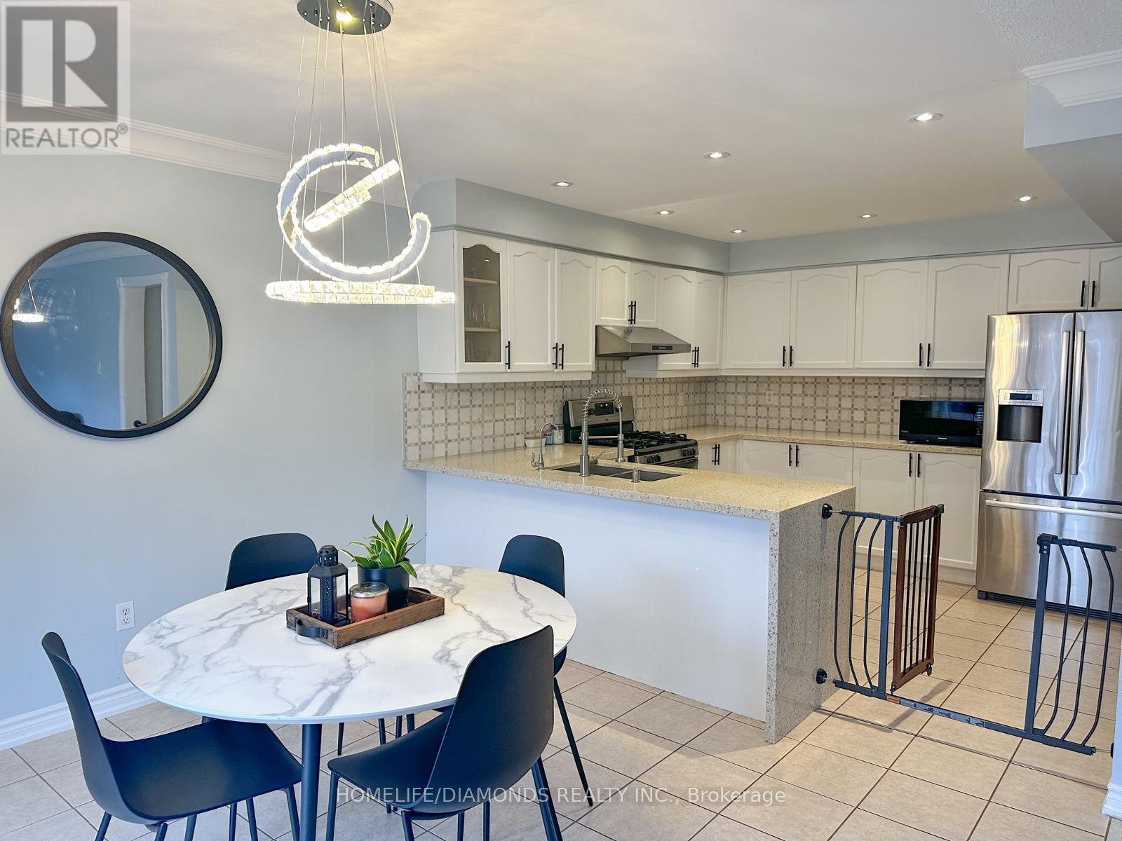 7 Clovercrest Drive, Brampton, Ontario  L7A 2N4 - Photo 7 - W12604868