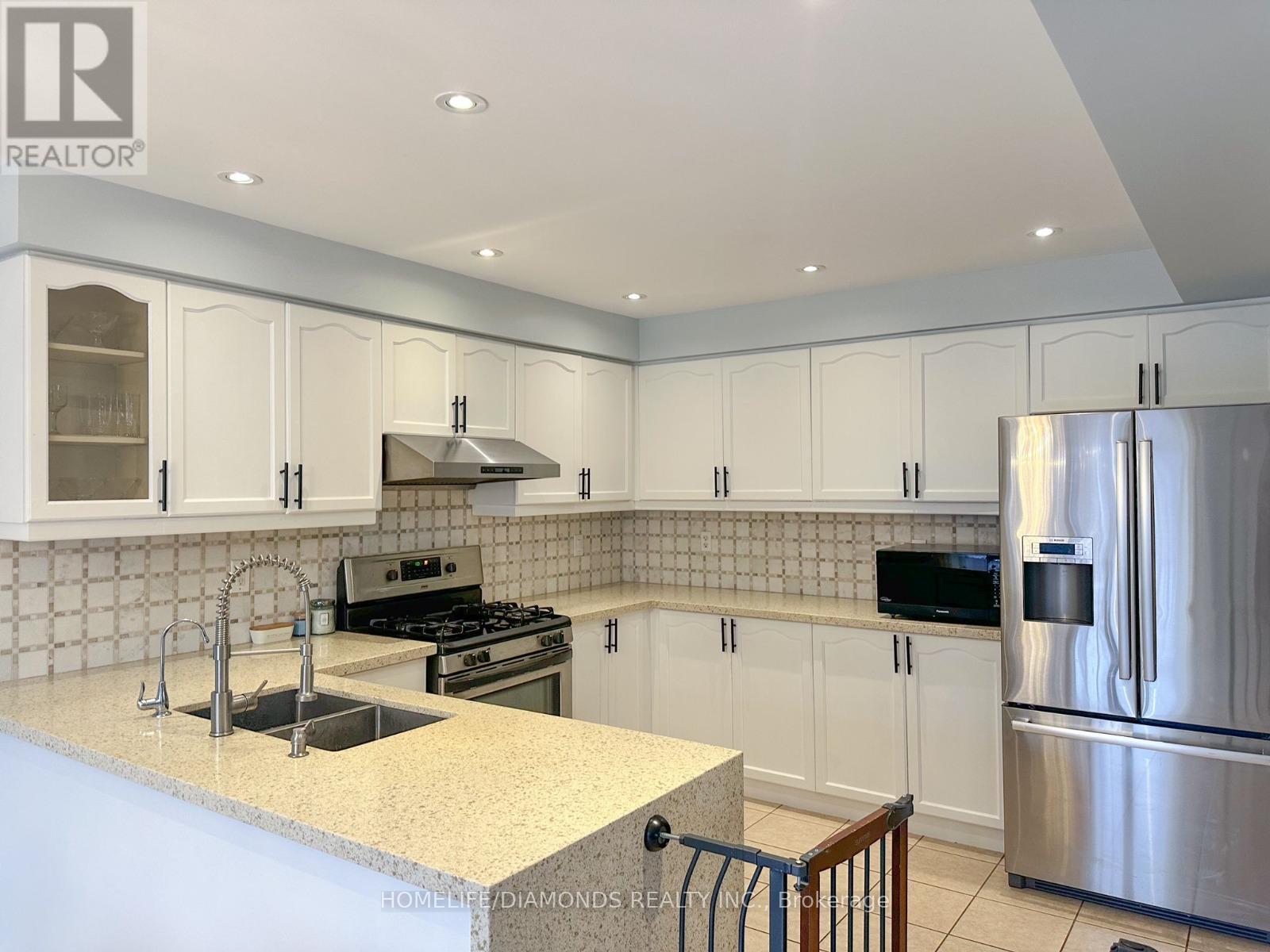 7 Clovercrest Drive, Brampton, Ontario  L7A 2N4 - Photo 8 - W12604868