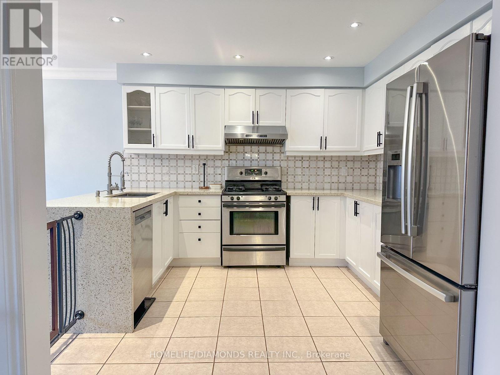 7 Clovercrest Drive, Brampton, Ontario  L7A 2N4 - Photo 9 - W12604868