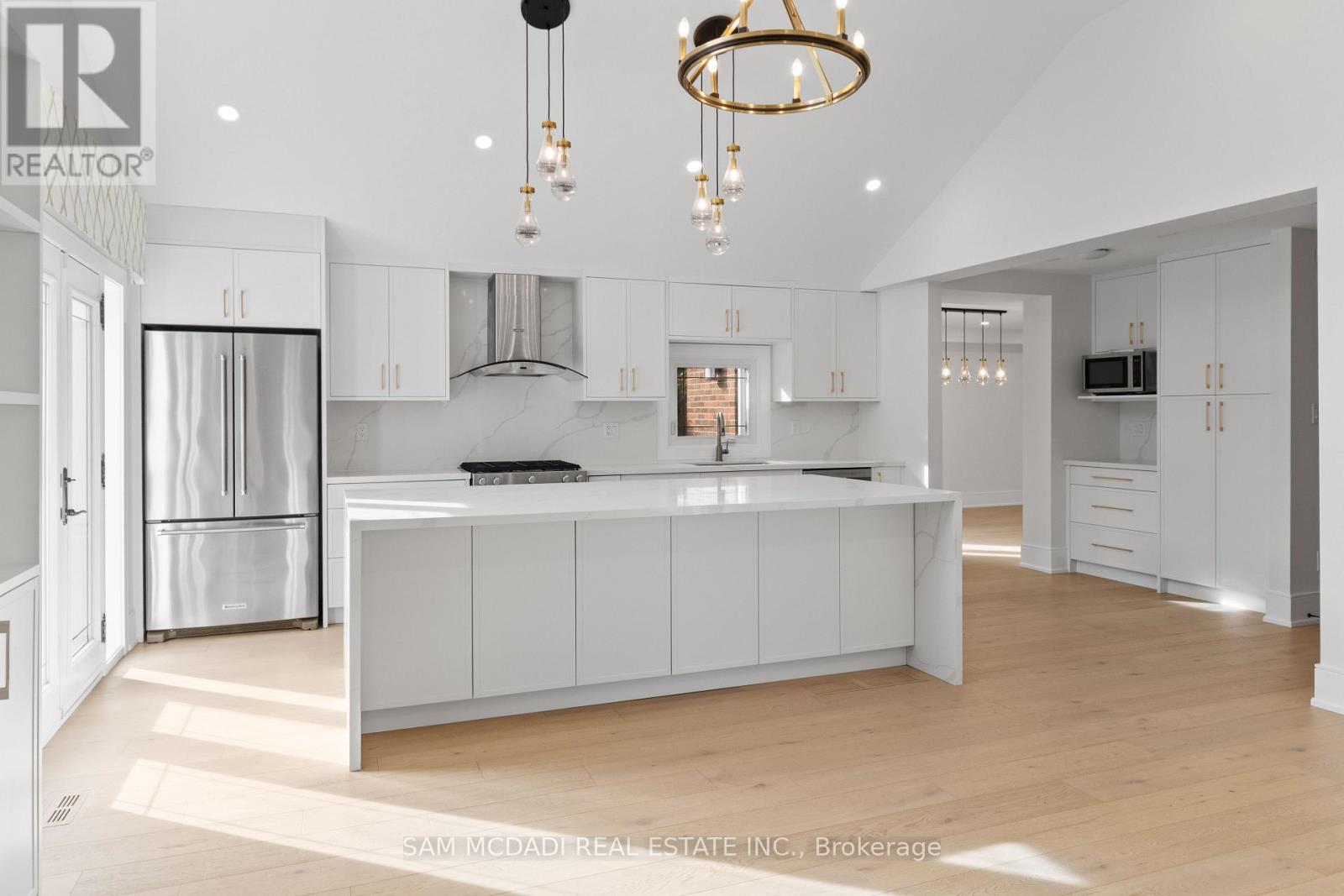 1882 Sherwood Forrest Circle, Mississauga, Ontario L5K 2E7 - Photo 10 - W12604898