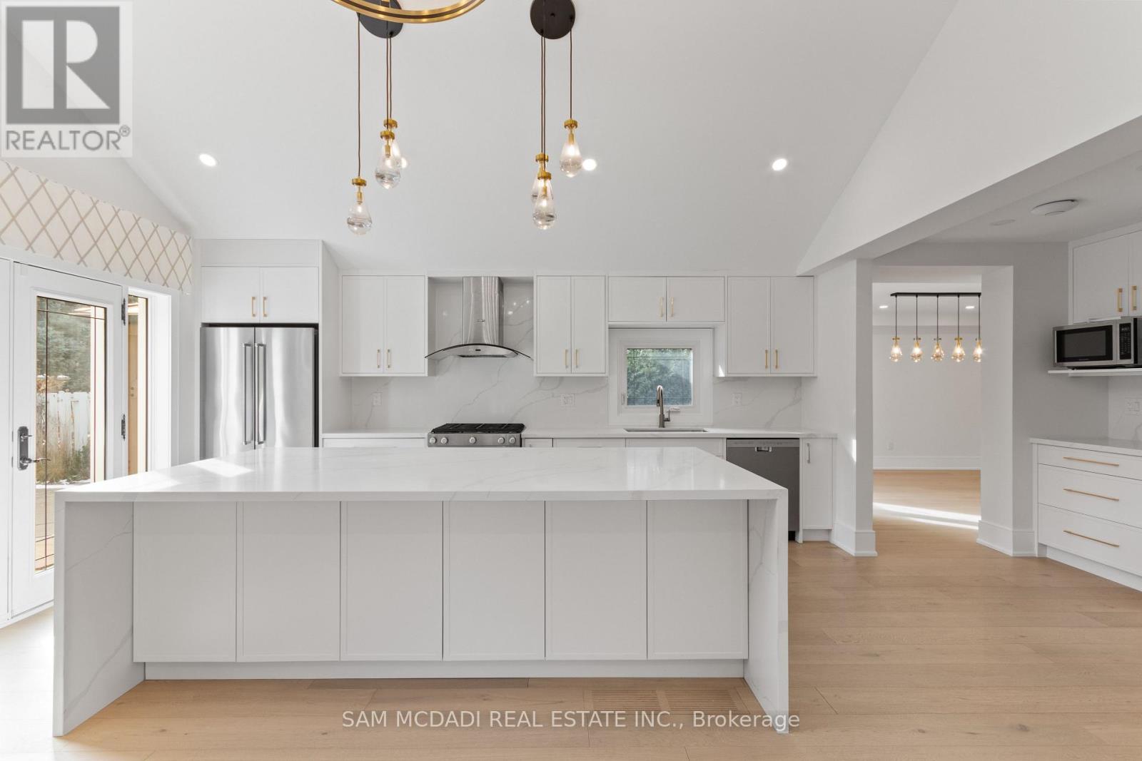 1882 Sherwood Forrest Circle, Mississauga, Ontario L5K 2E7 - Photo 11 - W12604898