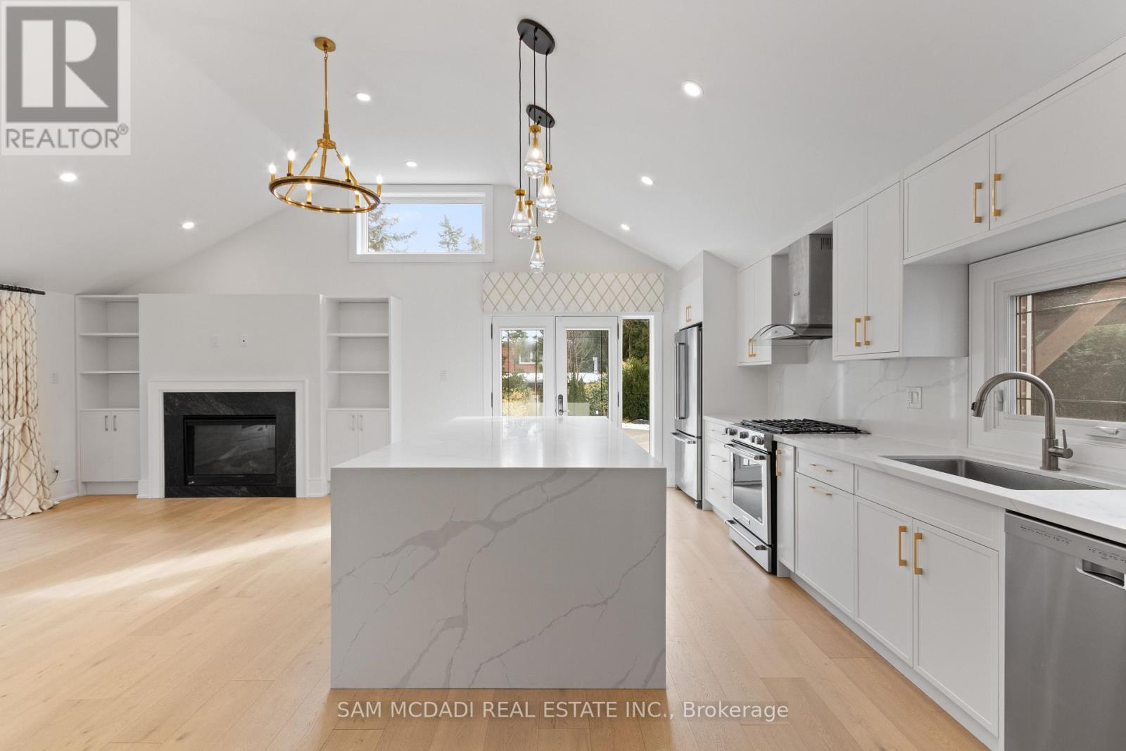 1882 Sherwood Forrest Circle, Mississauga, Ontario L5K 2E7 - Photo 12 - W12604898