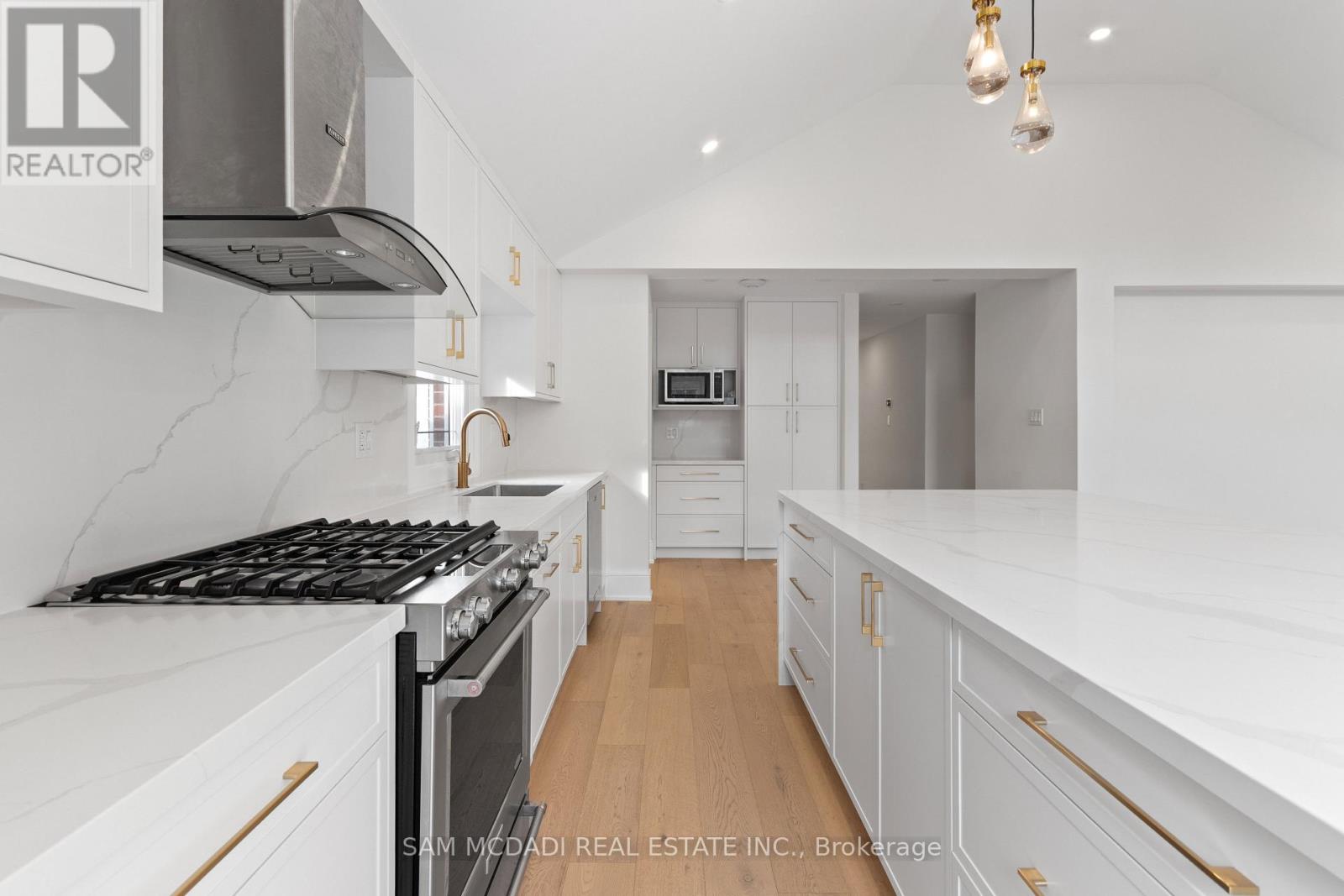 1882 Sherwood Forrest Circle, Mississauga, Ontario L5K 2E7 - Photo 13 - W12604898