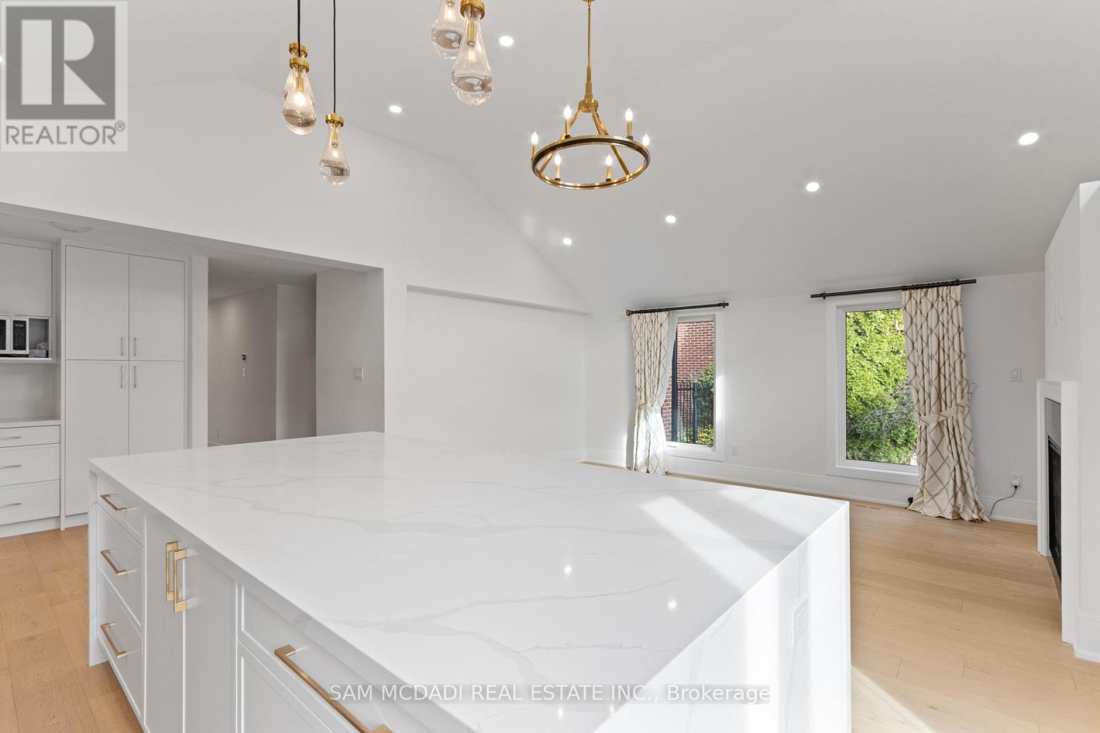 1882 Sherwood Forrest Circle, Mississauga, Ontario L5K 2E7 - Photo 14 - W12604898