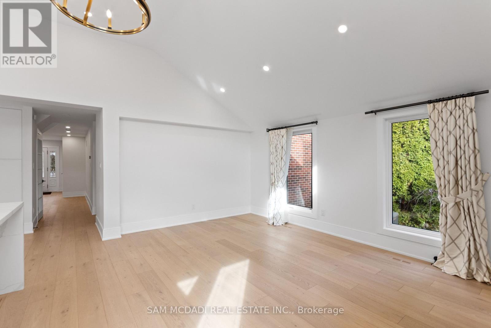 1882 Sherwood Forrest Circle, Mississauga, Ontario L5K 2E7 - Photo 15 - W12604898