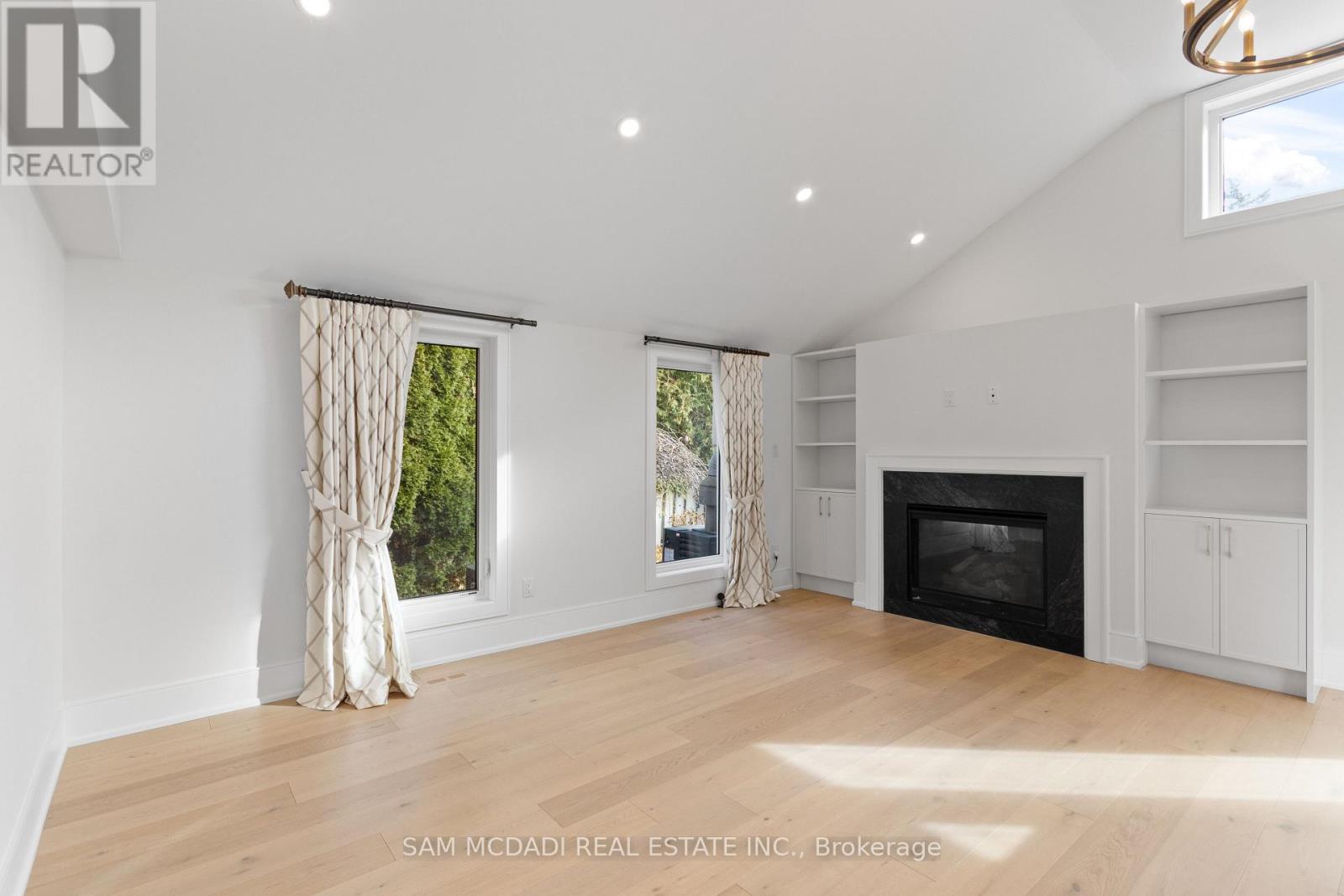 1882 Sherwood Forrest Circle, Mississauga, Ontario L5K 2E7 - Photo 16 - W12604898