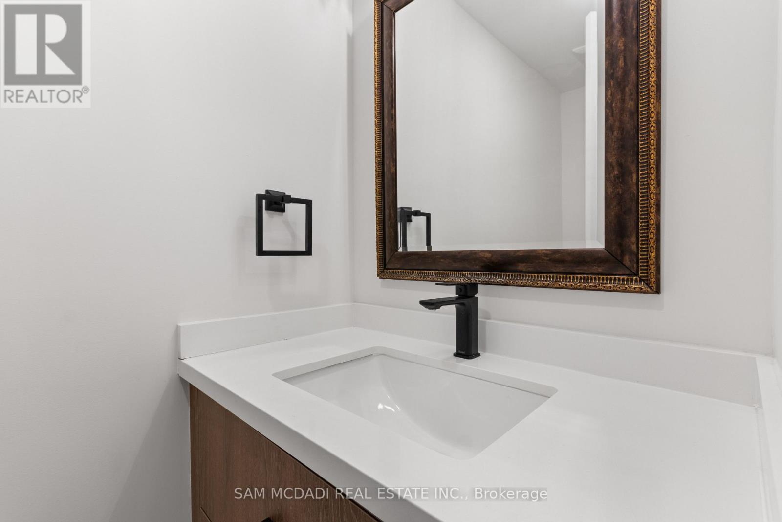 1882 Sherwood Forrest Circle, Mississauga, Ontario L5K 2E7 - Photo 17 - W12604898