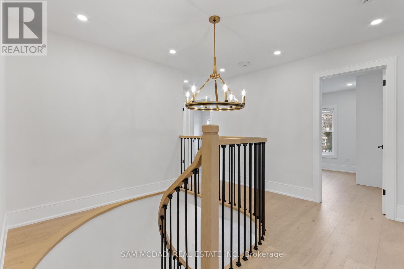 1882 Sherwood Forrest Circle, Mississauga, Ontario L5K 2E7 - Photo 19 - W12604898