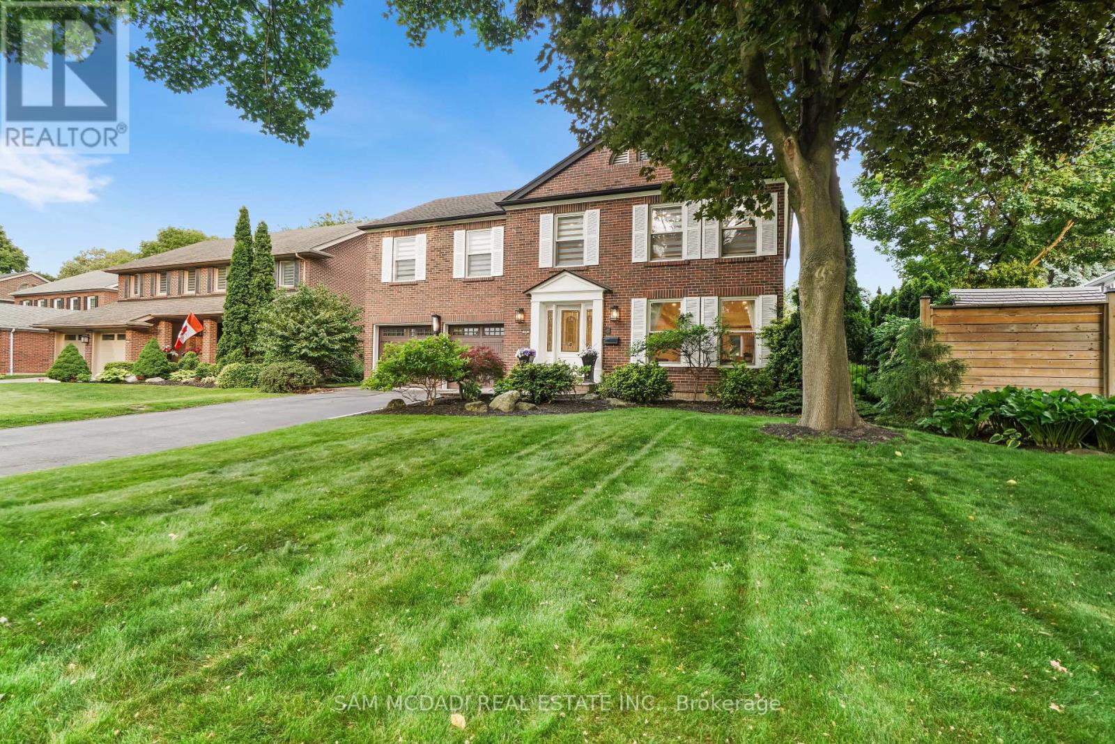 1882 Sherwood Forrest Circle, Mississauga, Ontario L5K 2E7 - Photo 2 - W12604898