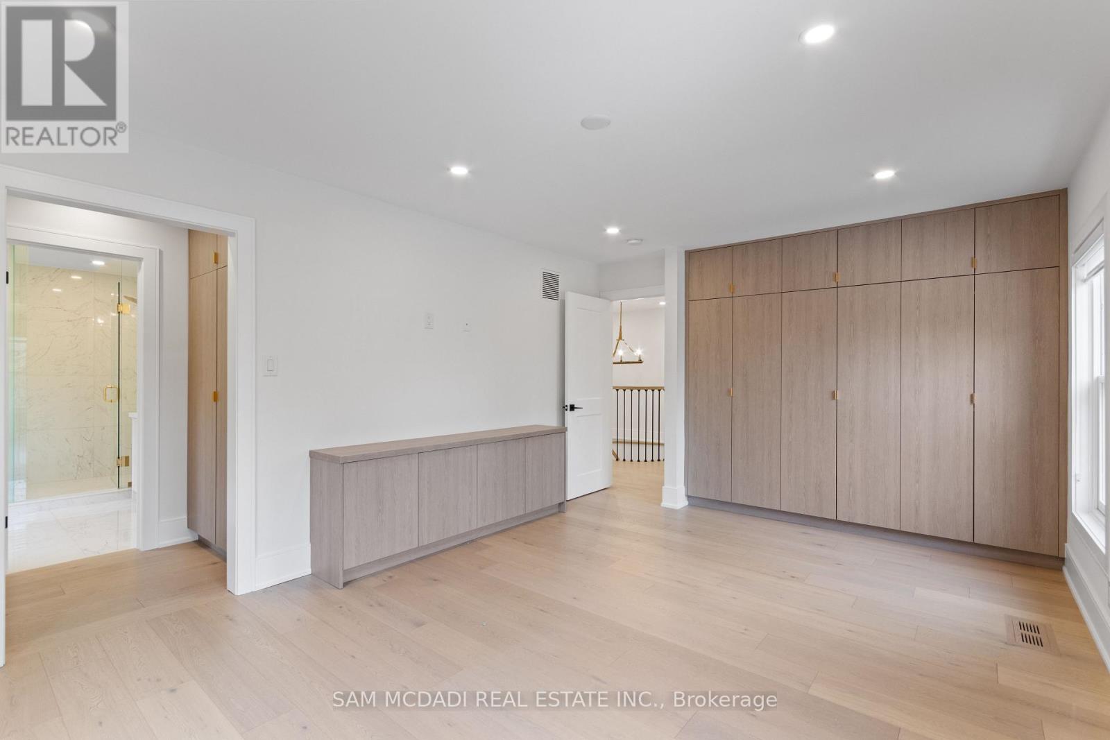 1882 Sherwood Forrest Circle, Mississauga, Ontario L5K 2E7 - Photo 20 - W12604898