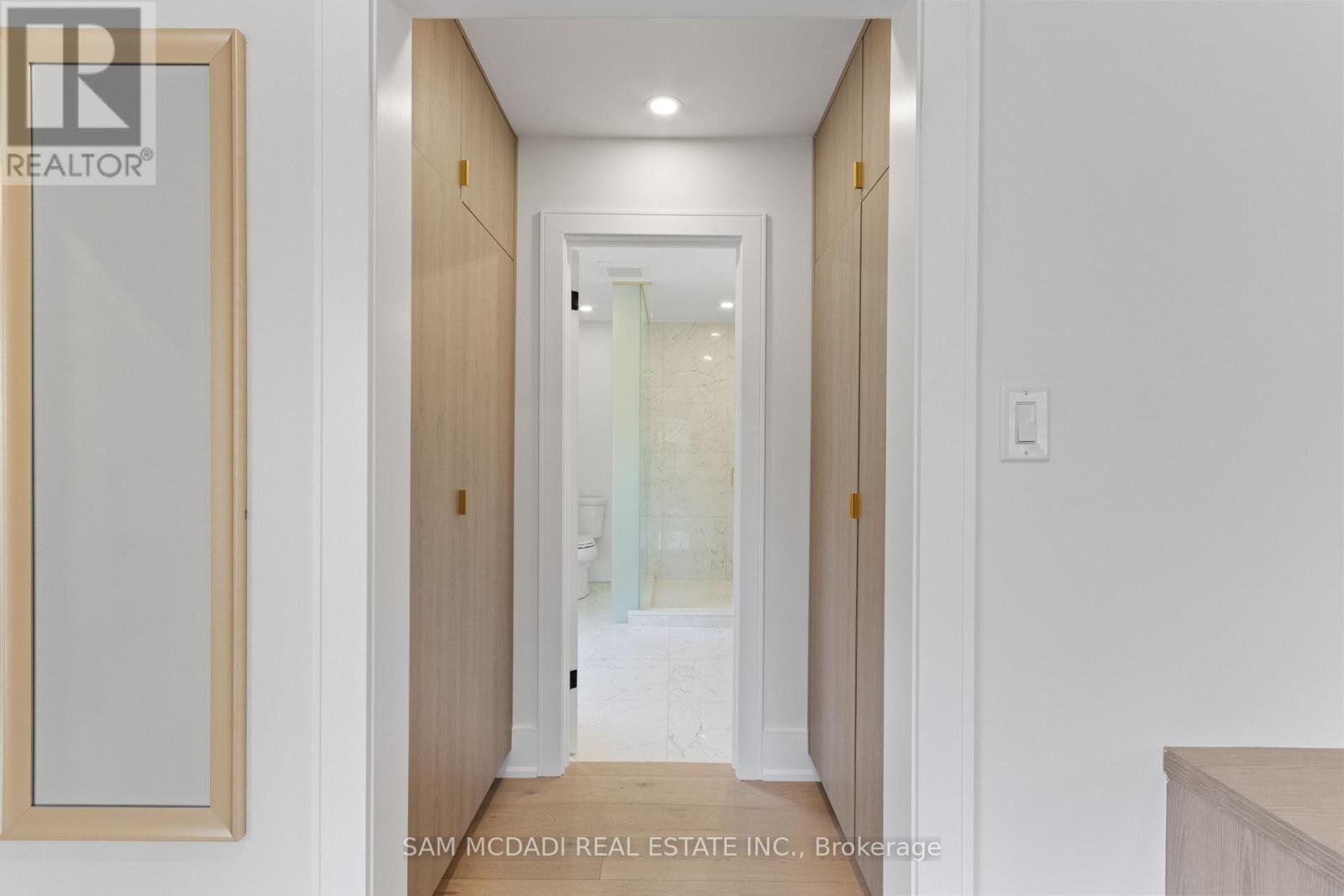 1882 Sherwood Forrest Circle, Mississauga, Ontario L5K 2E7 - Photo 21 - W12604898