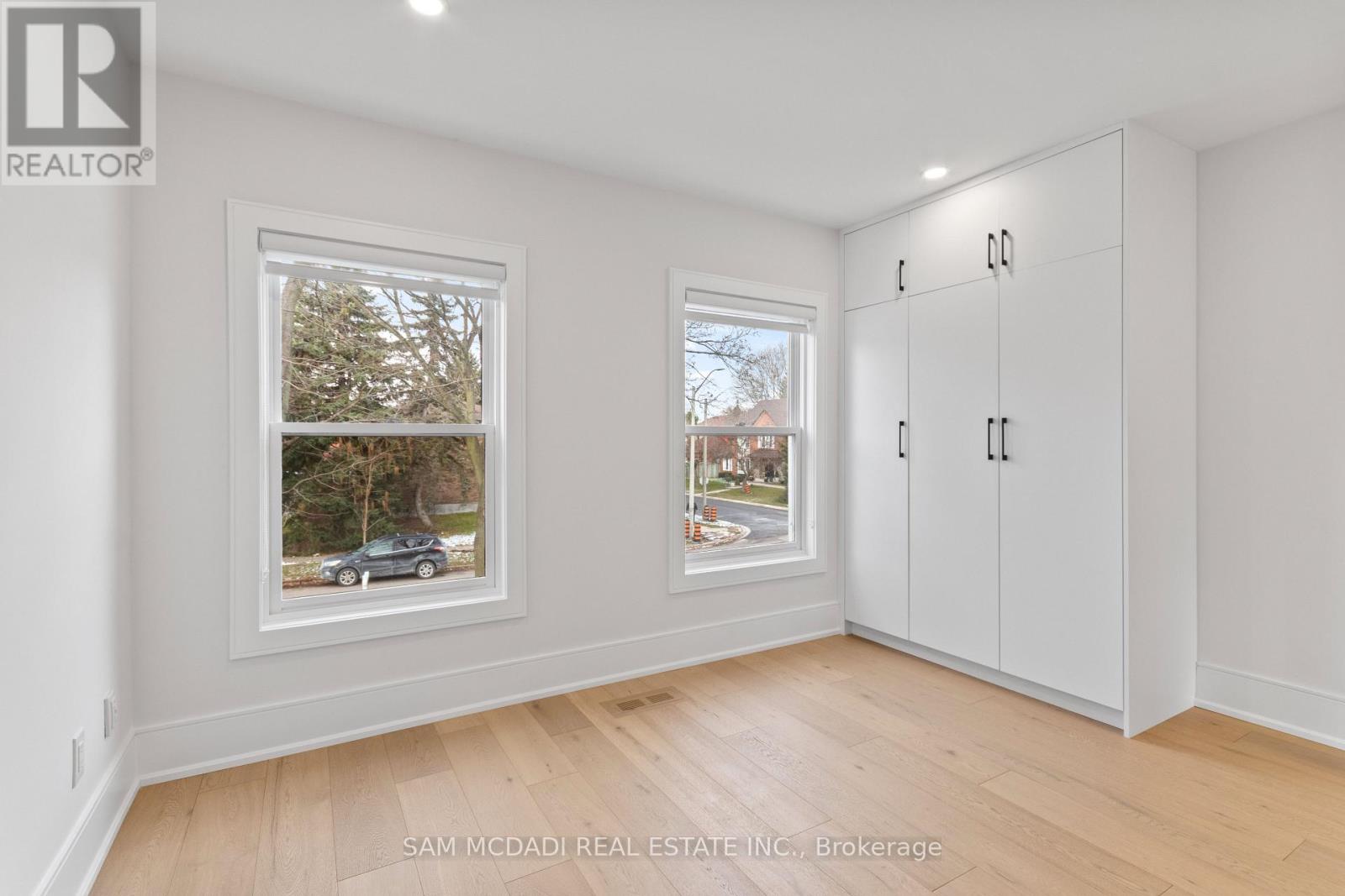 1882 Sherwood Forrest Circle, Mississauga, Ontario L5K 2E7 - Photo 25 - W12604898