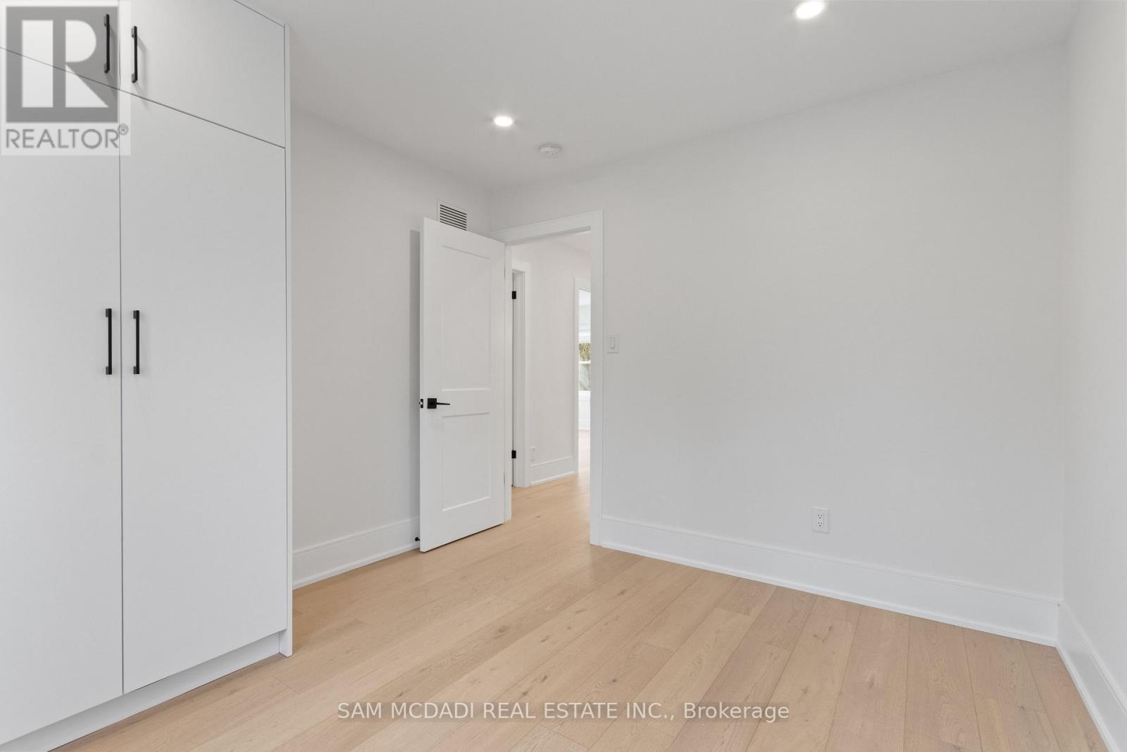 1882 Sherwood Forrest Circle, Mississauga, Ontario L5K 2E7 - Photo 26 - W12604898