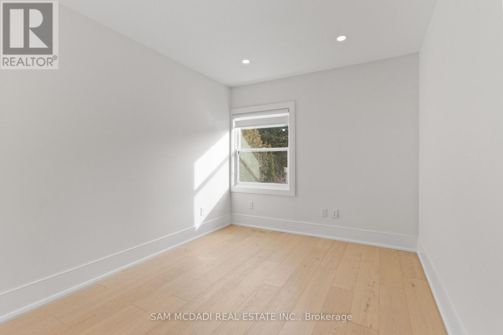 1882 Sherwood Forrest Circle, Mississauga, Ontario L5K 2E7 - Photo 27 - W12604898